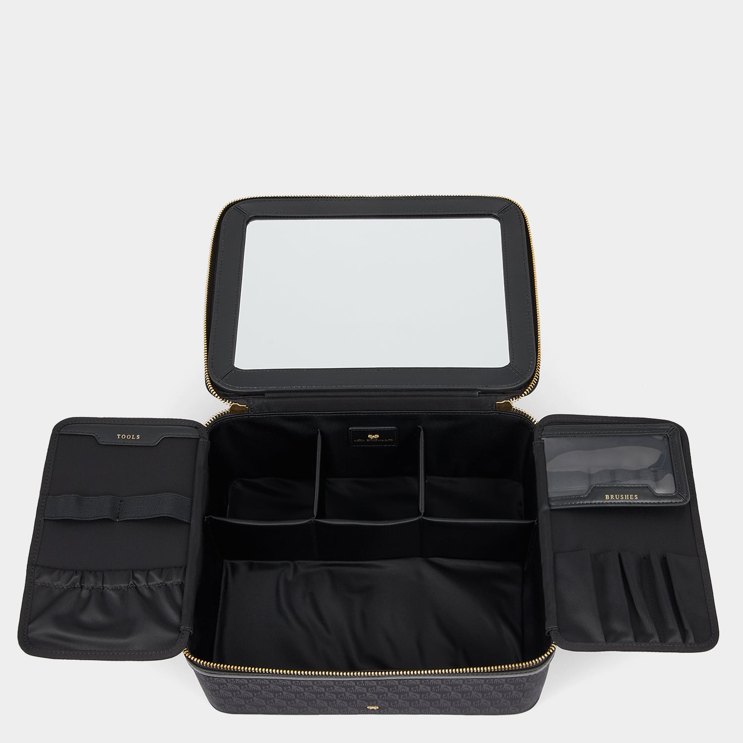 ミラー バニティー キット -

          
            Recycled Nylon in Black -
          

          Anya Hindmarch JP
