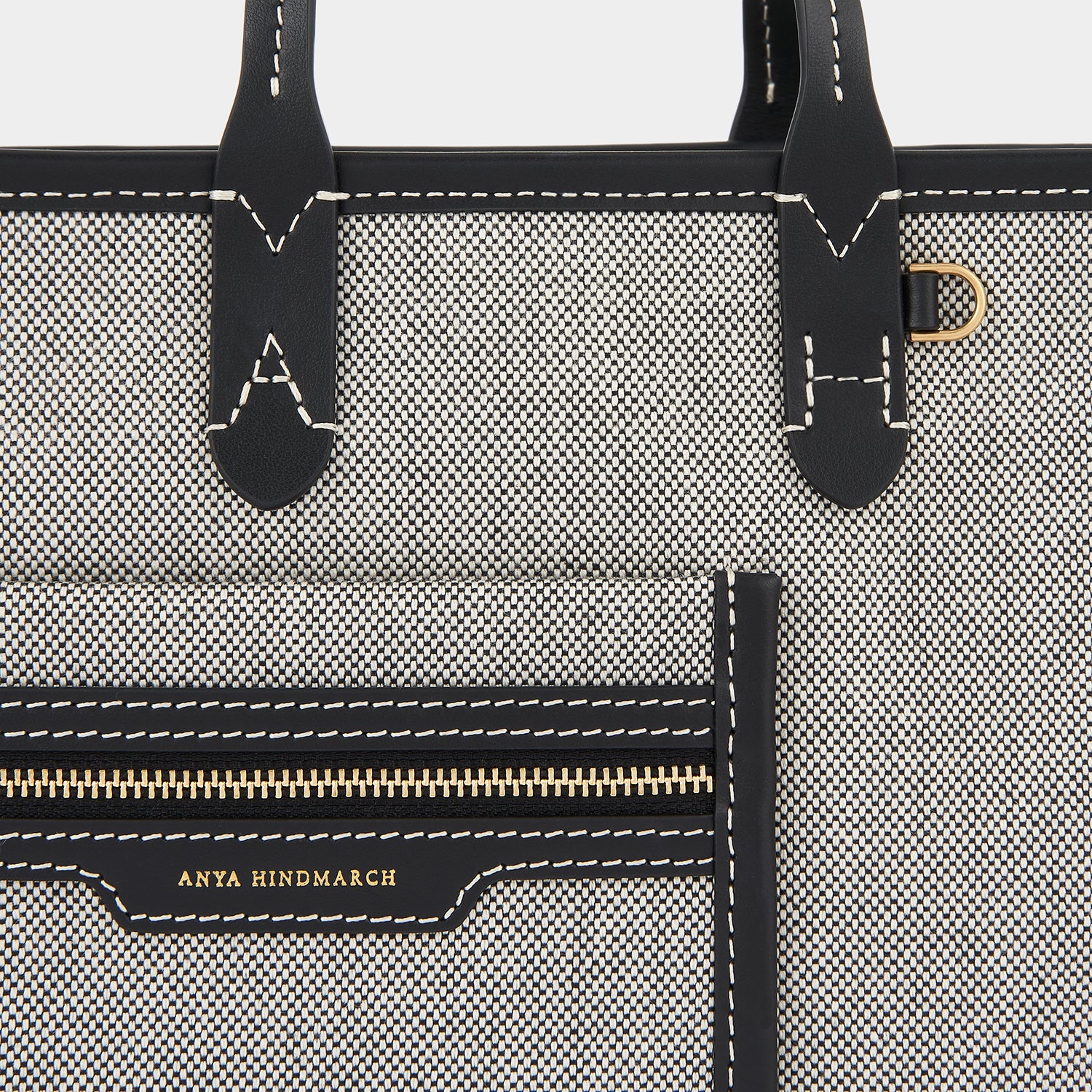 XS ポケット トート -

                  
                    Mixed Canvas in Salt and Pepper -
                  

                  Anya Hindmarch JP
