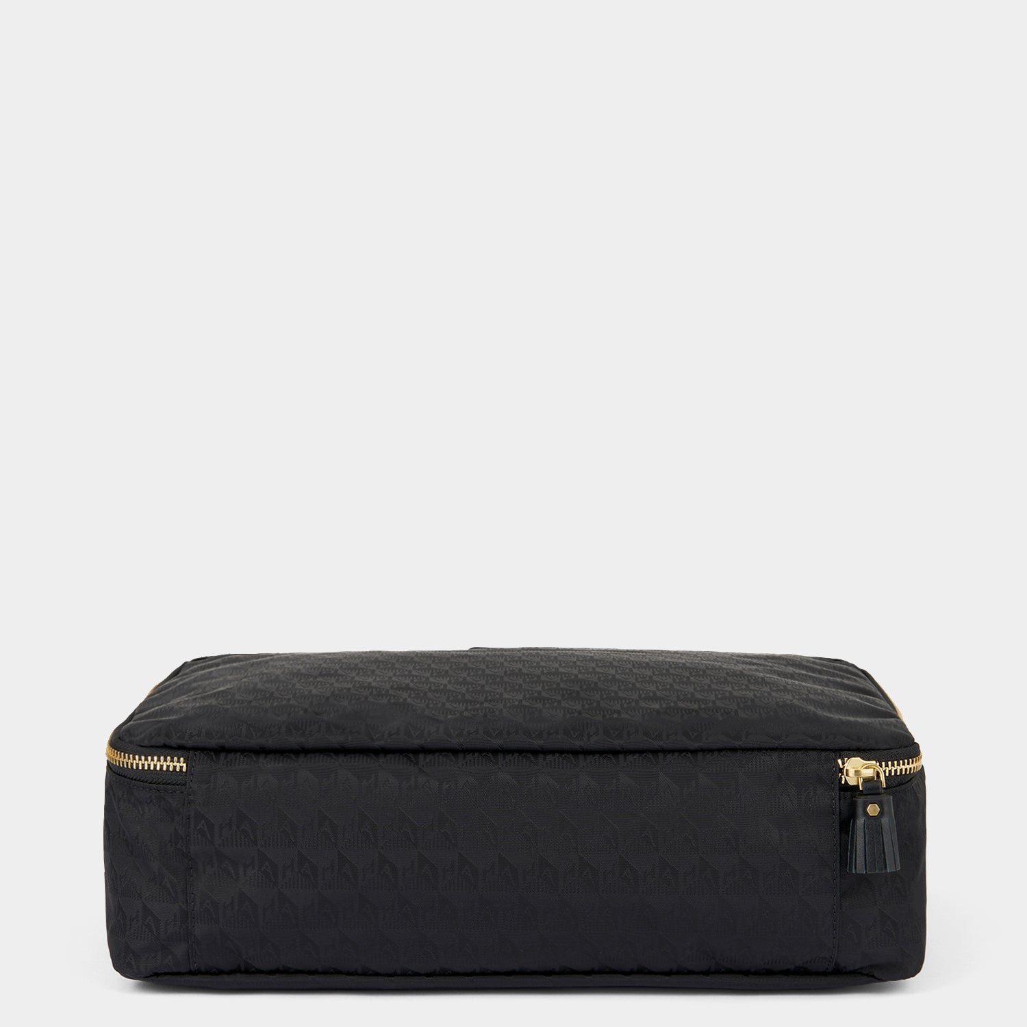 ミディアム パッキングキューブ -

          
            Recycled Nylon in Black -
          

          Anya Hindmarch JP
