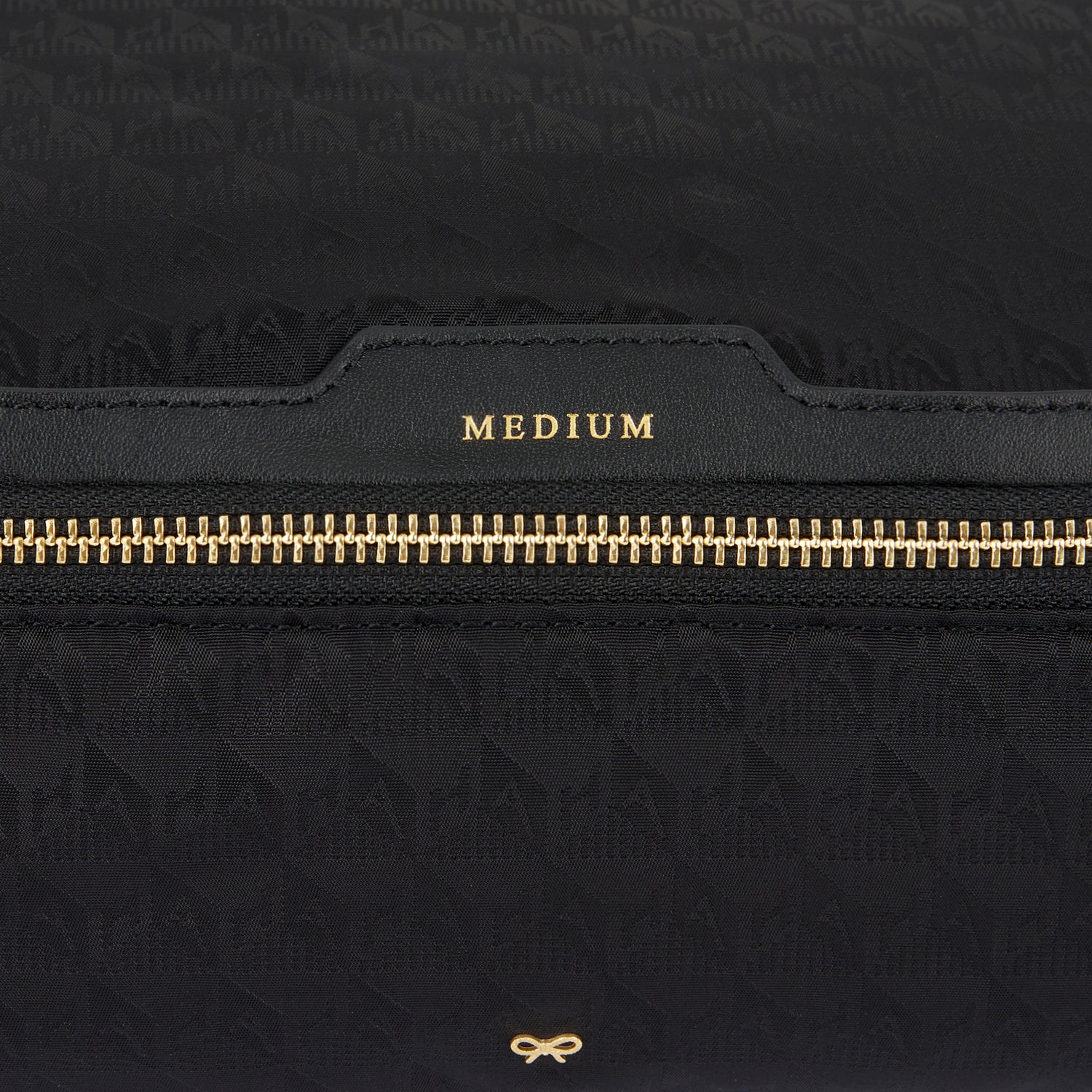 ミディアム パッキングキューブ -

          
            Recycled Nylon in Black -
          

          Anya Hindmarch JP
