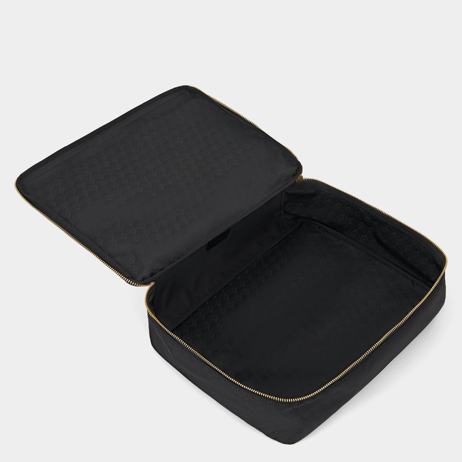 ミディアム パッキングキューブ -

          
            Recycled Nylon in Black -
          

          Anya Hindmarch JP
