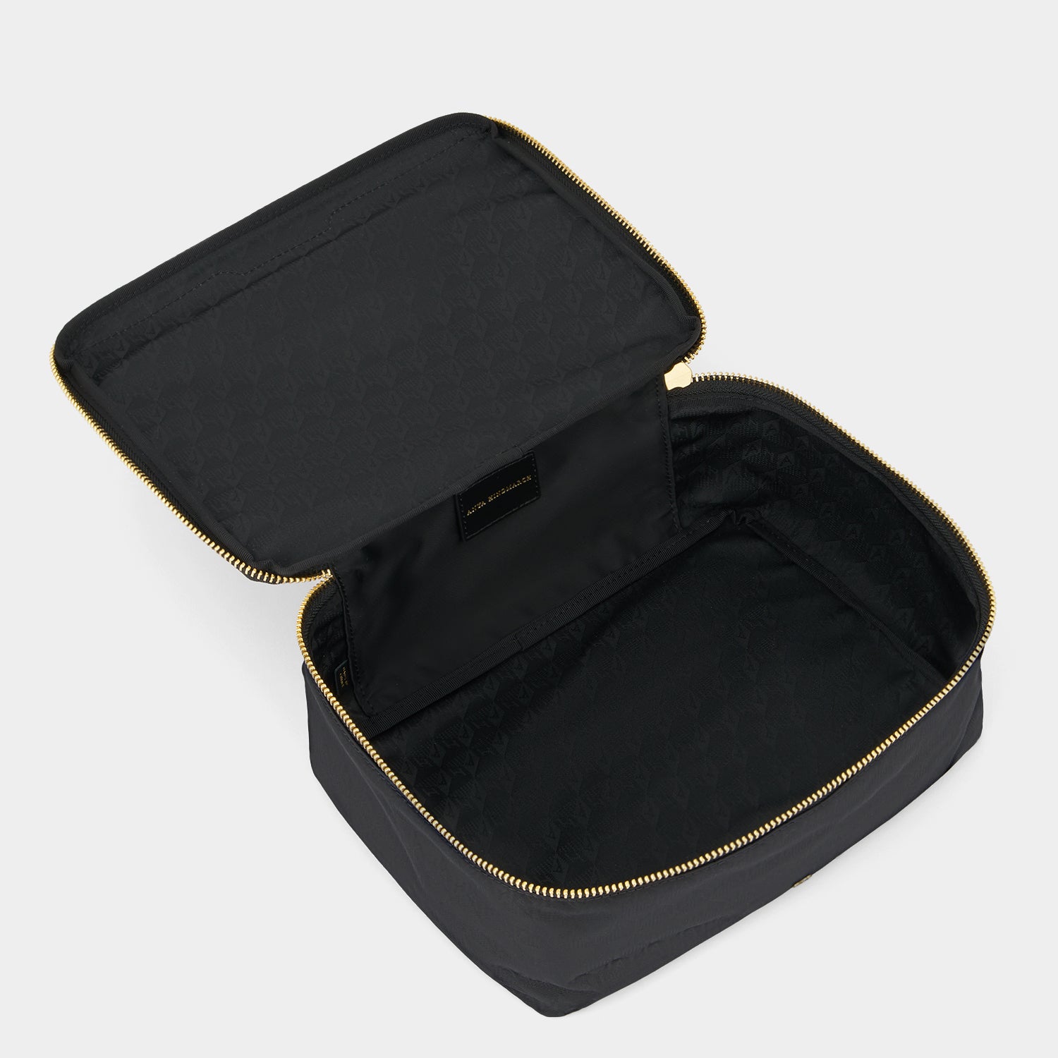 スモール パッキングキューブ -

          
            Recycled Nylon in Black -
          

          Anya Hindmarch JP
