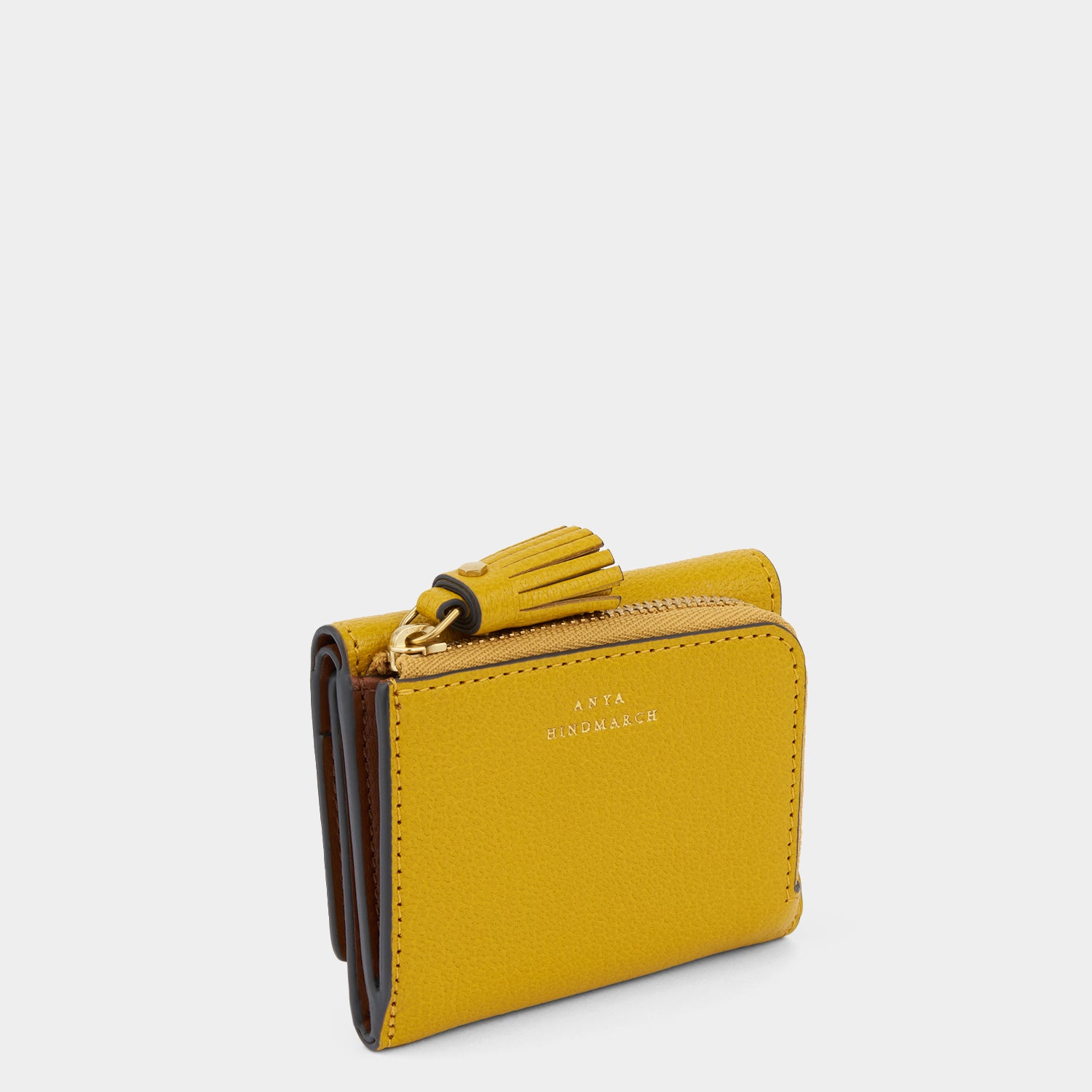 ピーピング アイズ 三つ折り ウォレット -

                  
                    Shiny Capra in Mustard -
                  

                  Anya Hindmarch JP
