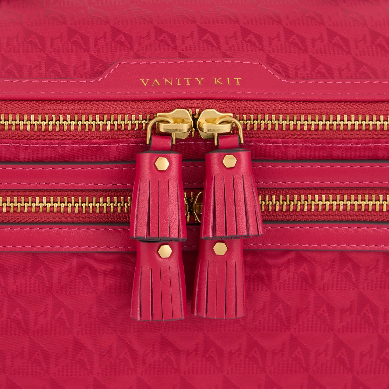 ロゴ バニティー キット -

          
            AH Logo Nylon in Magenta -
          

          Anya Hindmarch JP
