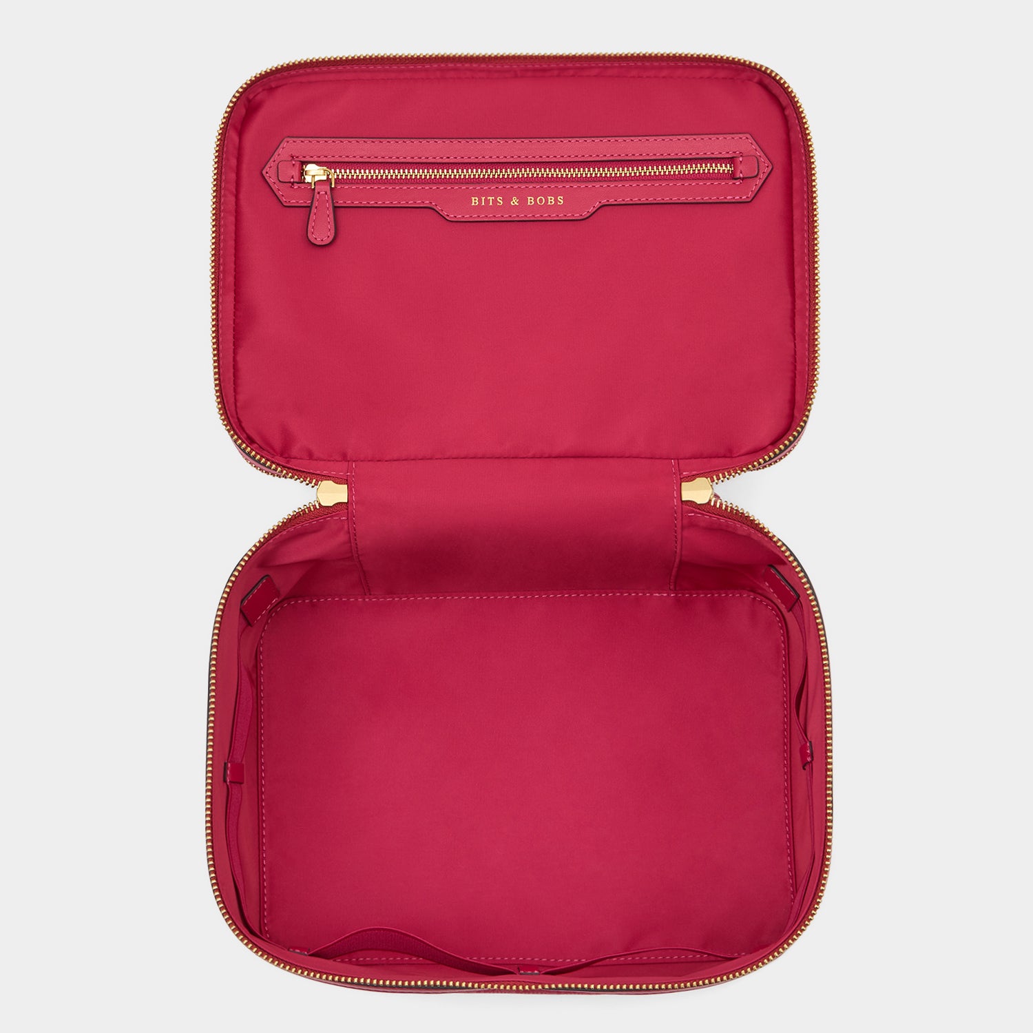 ロゴ バニティー キット -

          
            AH Logo Nylon in Magenta -
          

          Anya Hindmarch JP
