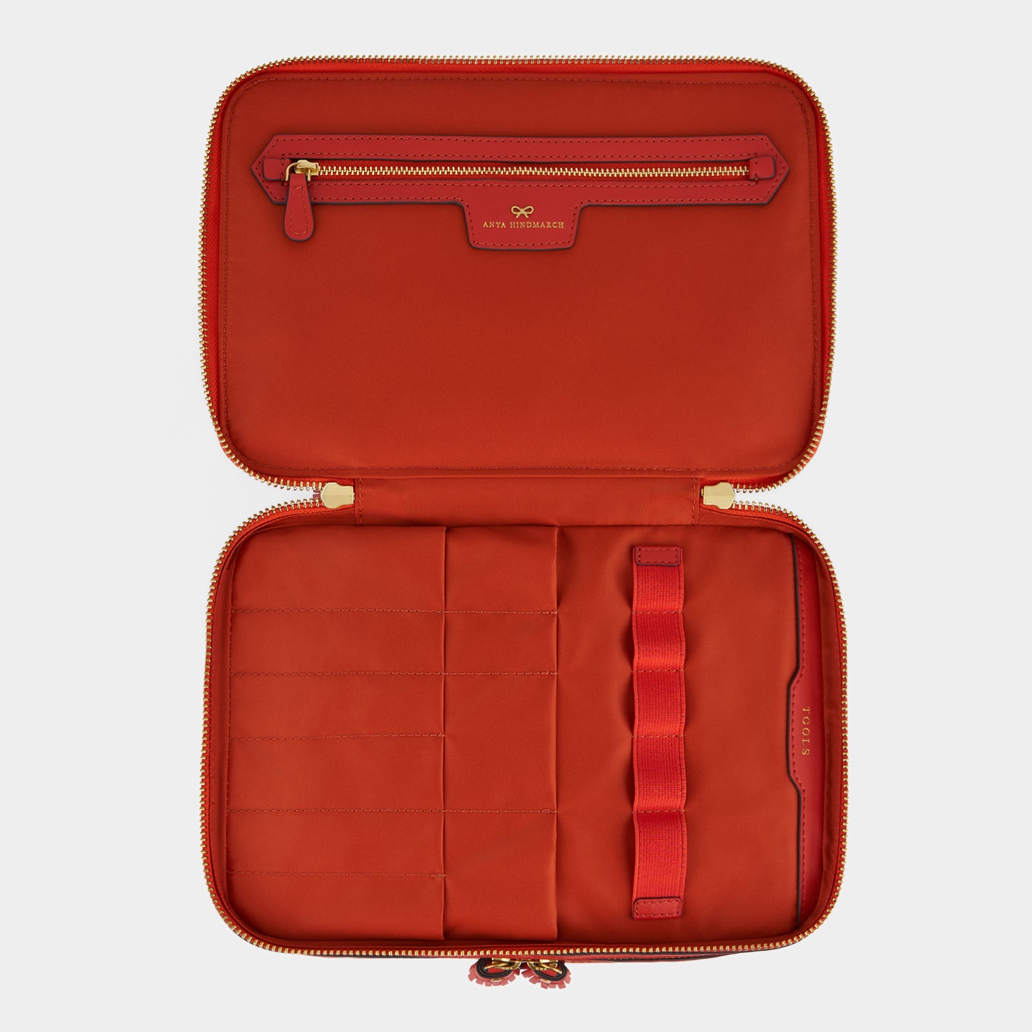 ロゴ バニティー キット -

          
            AH Logo Nylon in Burnt Sienna -
          

          Anya Hindmarch JP

