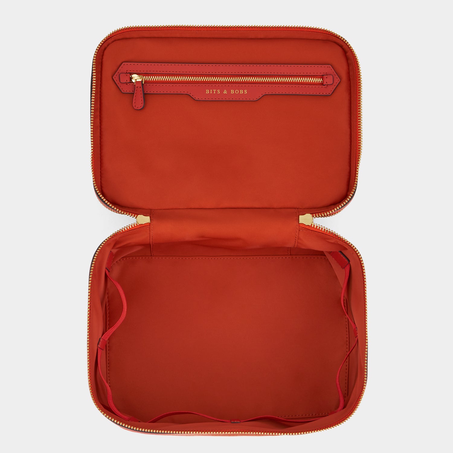 ロゴ バニティー キット -

          
            AH Logo Nylon in Burnt Sienna -
          

          Anya Hindmarch JP
