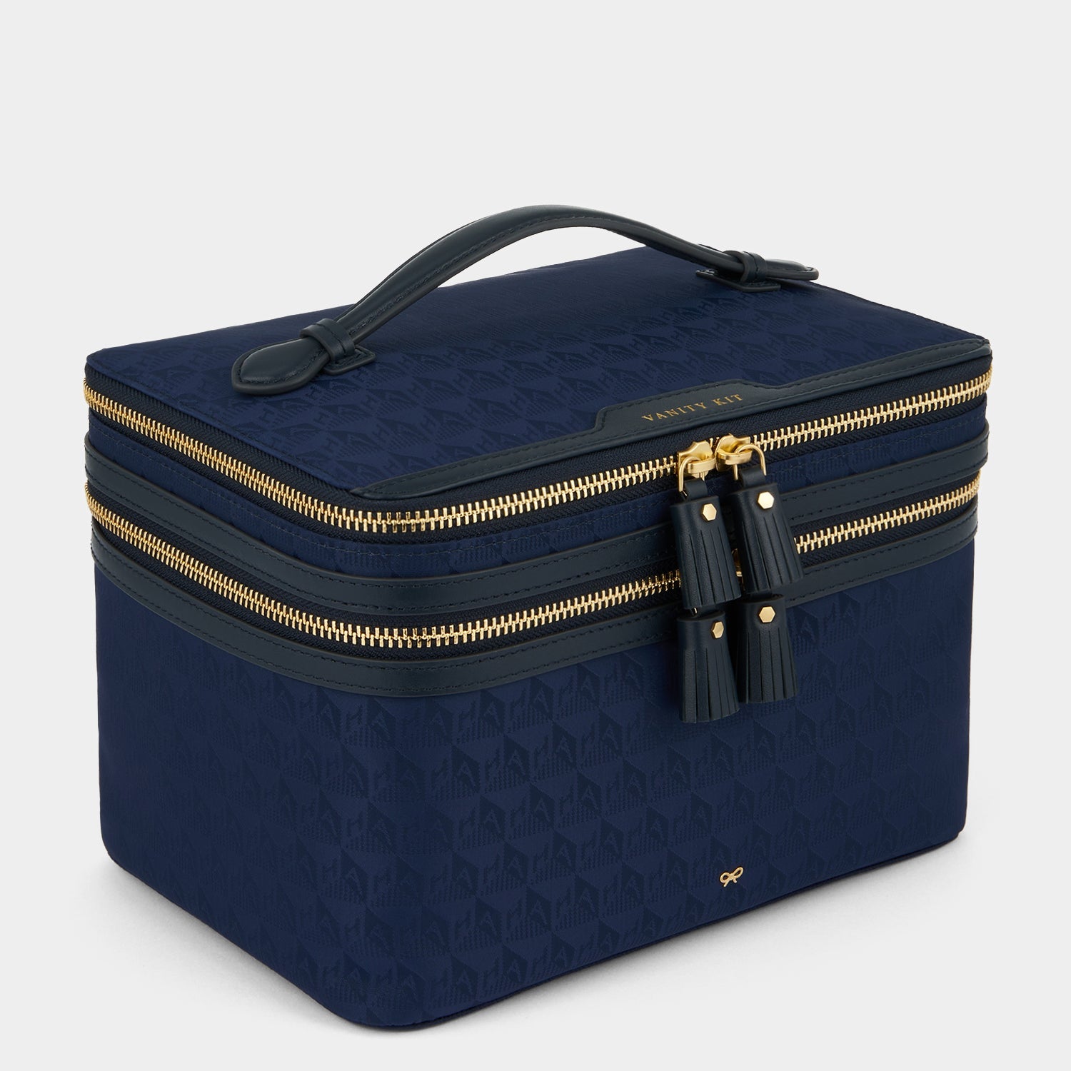 AH ロゴ・バニティー・キット -

          
            Recycled Nylon in New Marine -
          

          Anya Hindmarch JP
