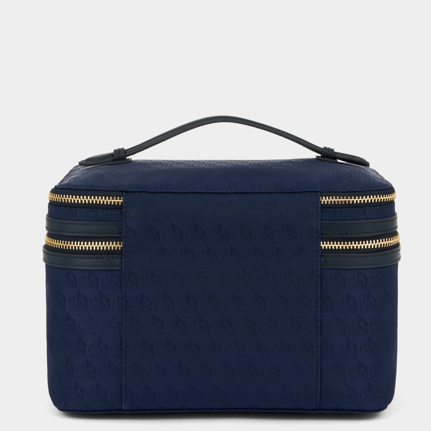 AH ロゴ・バニティー・キット -

          
            Recycled Nylon in New Marine -
          

          Anya Hindmarch JP
