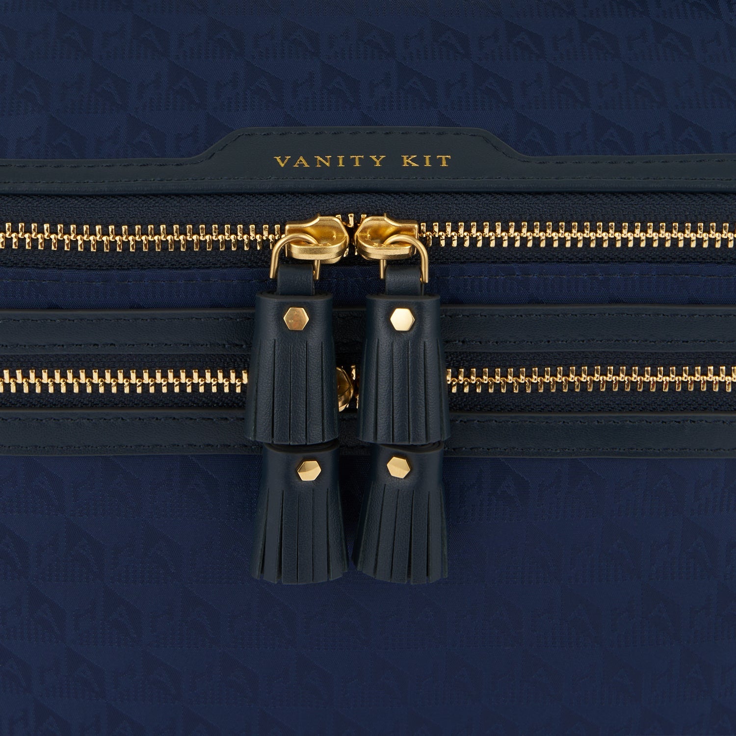 AH ロゴ・バニティー・キット -

          
            Recycled Nylon in New Marine -
          

          Anya Hindmarch JP
