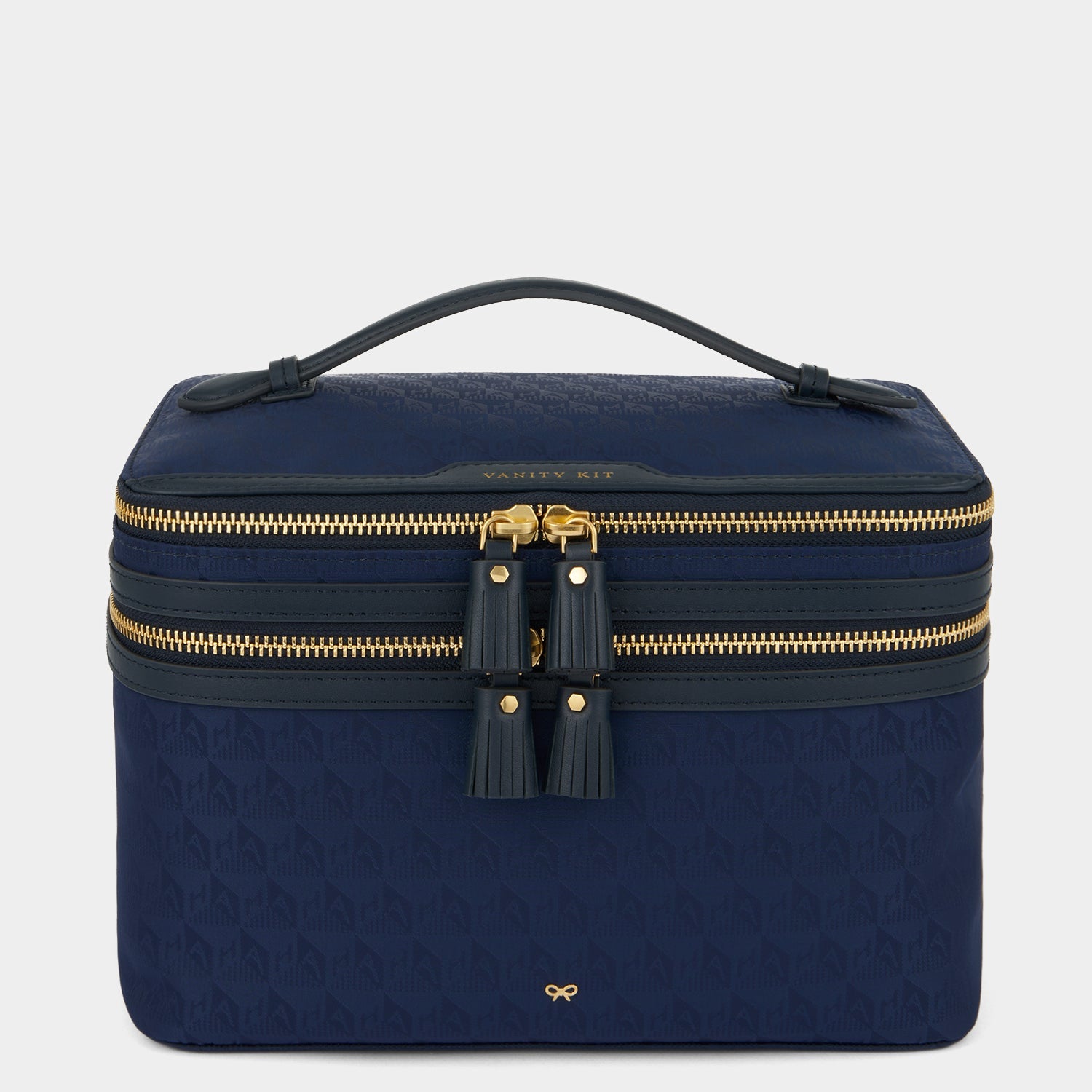 AH ロゴ・バニティー・キット -

          
            Recycled Nylon in New Marine -
          

          Anya Hindmarch JP
