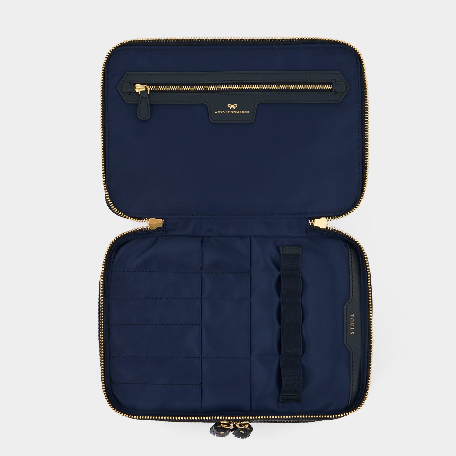 AH ロゴ・バニティー・キット -

          
            Recycled Nylon in New Marine -
          

          Anya Hindmarch JP
