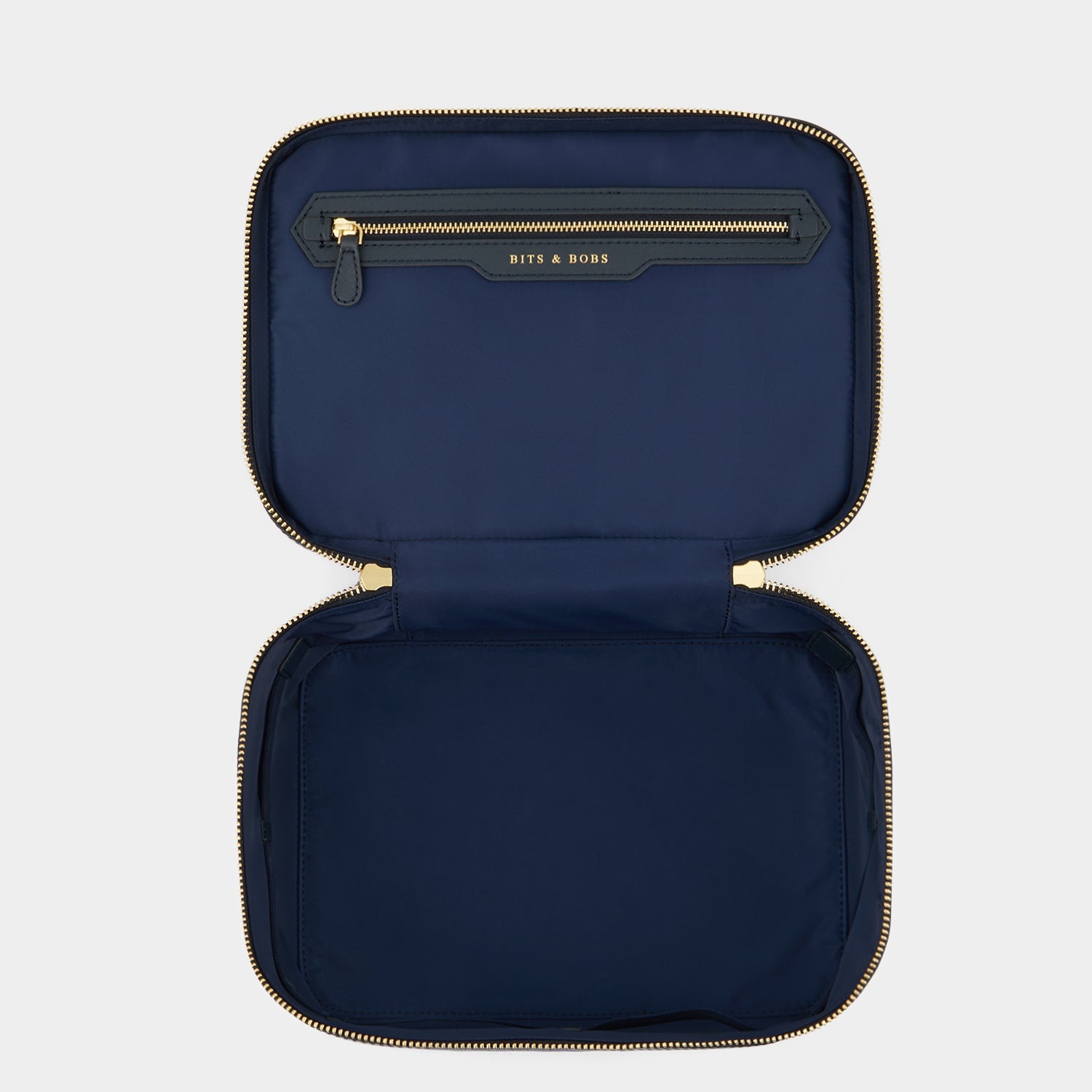 AH ロゴ・バニティー・キット -

          
            Recycled Nylon in New Marine -
          

          Anya Hindmarch JP
