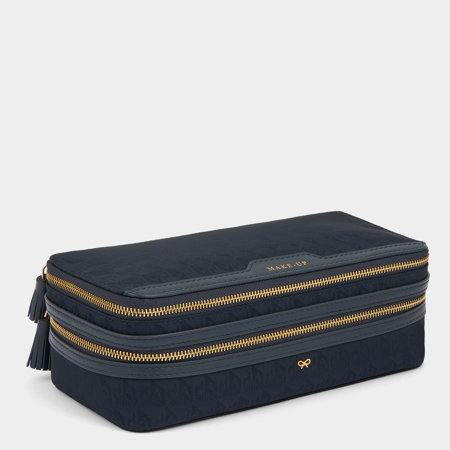 AH ロゴ・メイクアップ・ポーチ -

          
            AH Logo Nylon in New Marine -
          

          Anya Hindmarch JP
