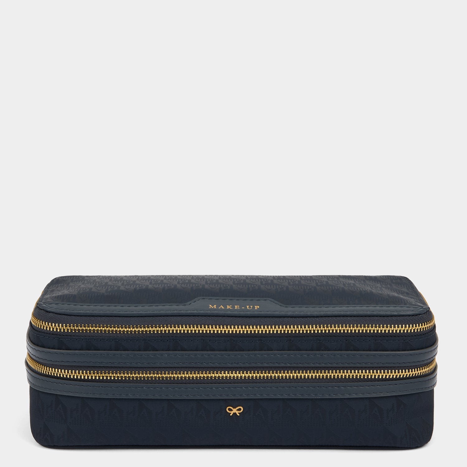 AH ロゴ・メイクアップ・ポーチ -

          
            AH Logo Nylon in New Marine -
          

          Anya Hindmarch JP
