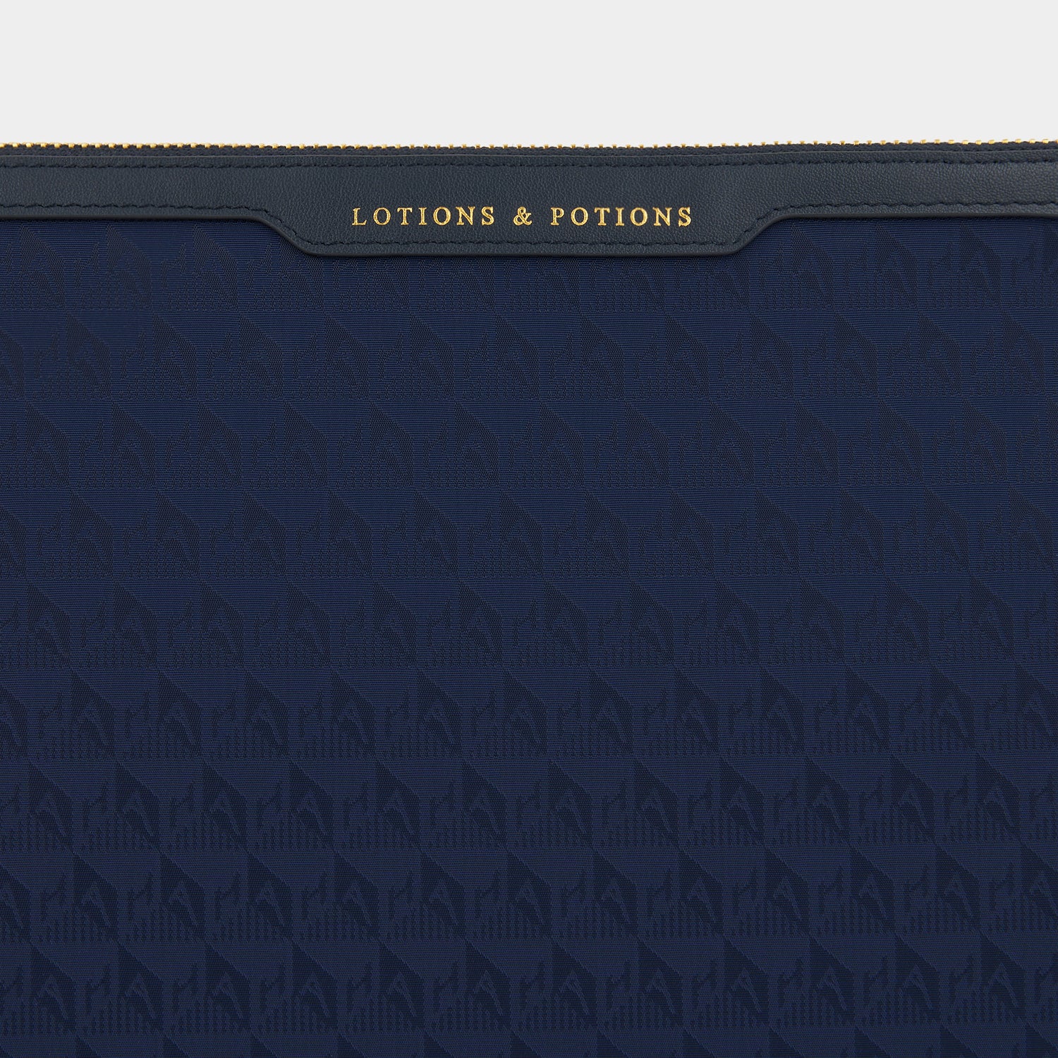 AH ロゴ「Lotions and Potions」ポーチ -

          
            AH Logo Nylon in Marine -
          

          Anya Hindmarch JP
