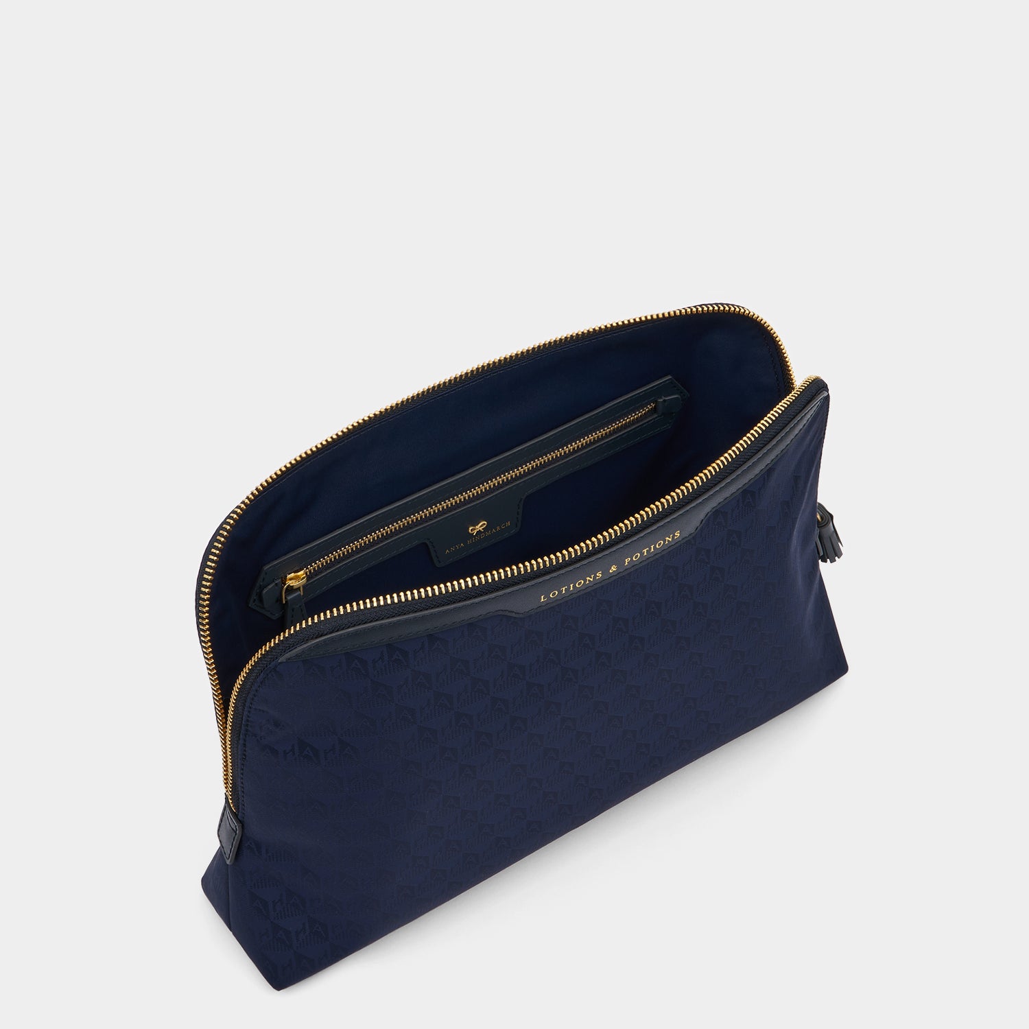 AH ロゴ「Lotions and Potions」ポーチ -

          
            AH Logo Nylon in Marine -
          

          Anya Hindmarch JP
