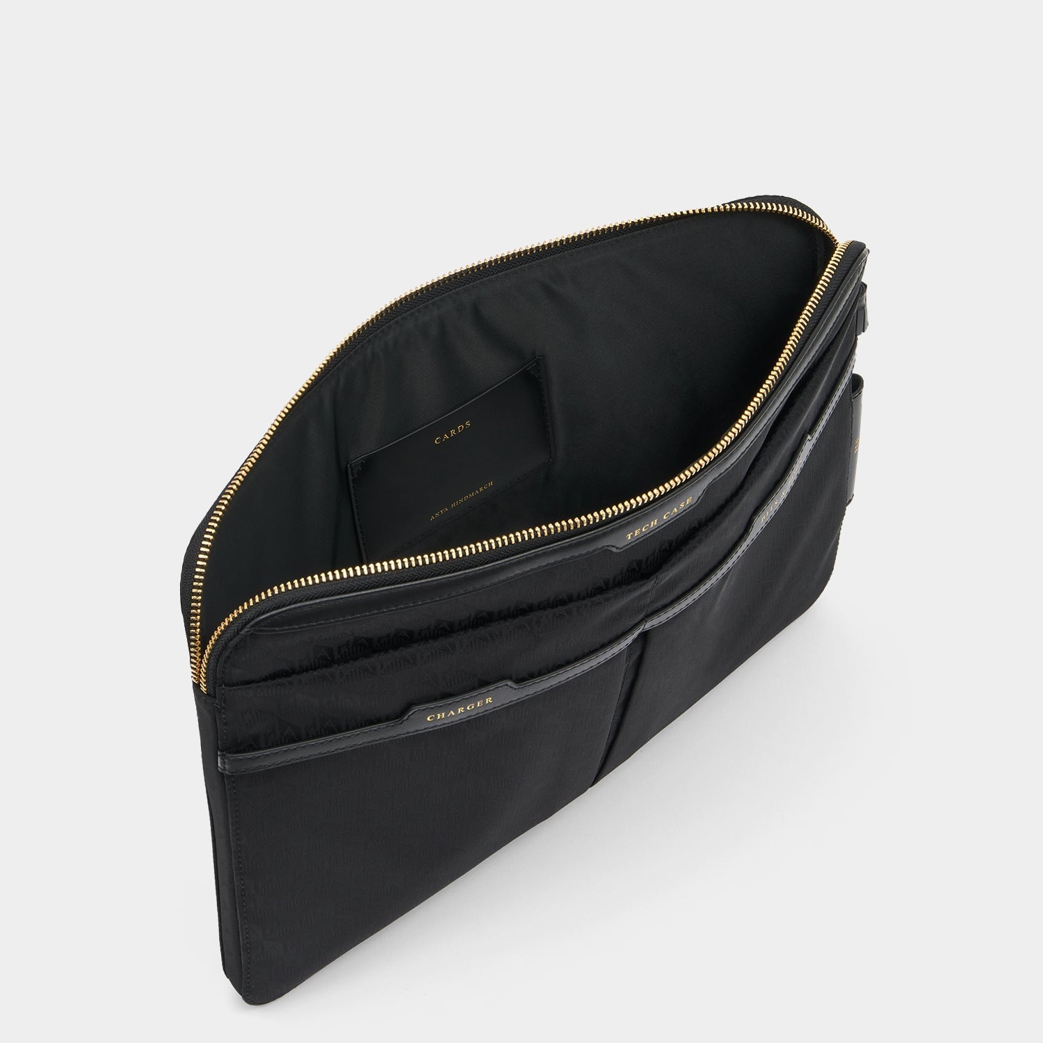 AH ロゴ・テクノロジー・ケース -

          
            Regenerated ECONYL® in Black -
          

          Anya Hindmarch JP
