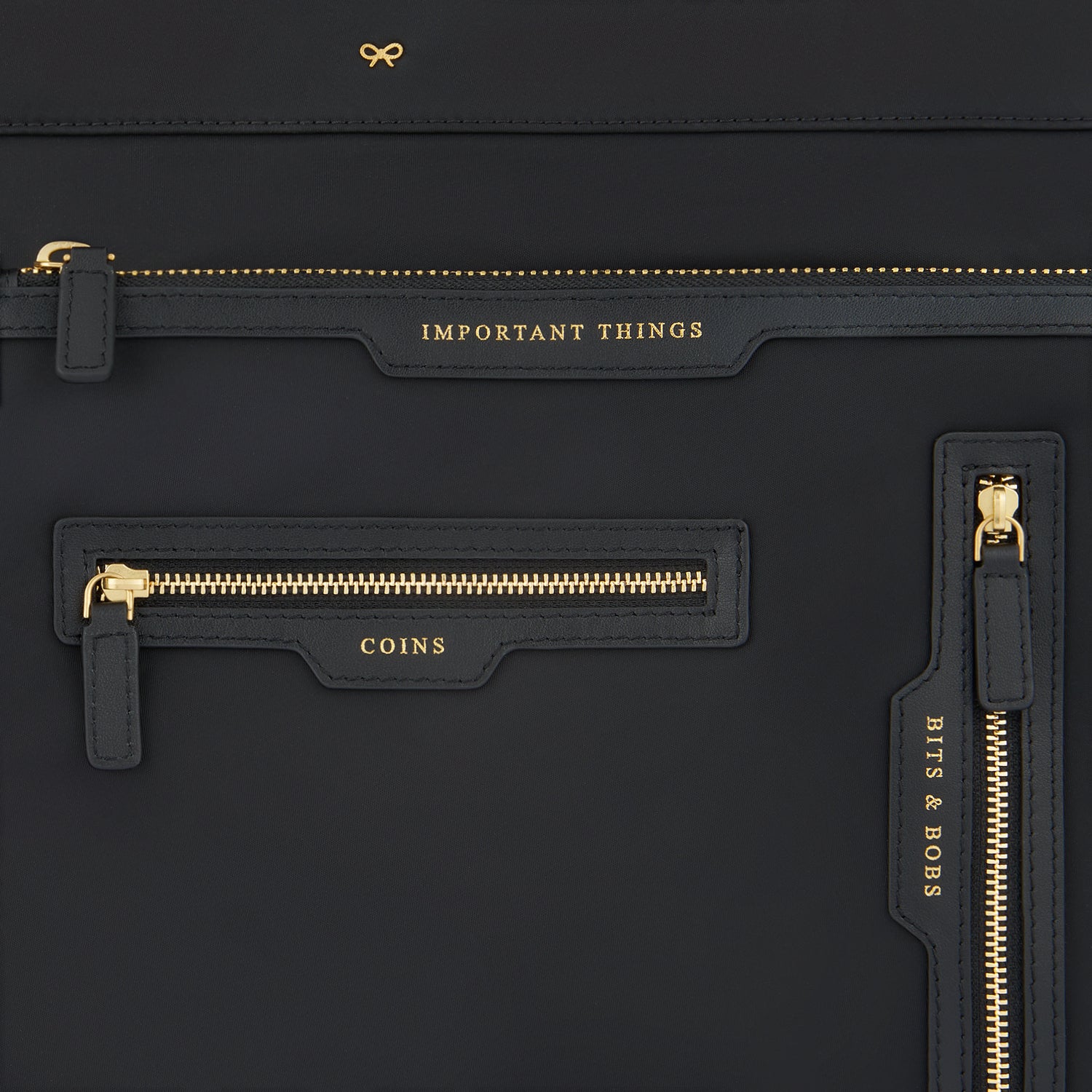 マルチポケット トート -

                  
                    ECONYL® regenerated Nylon in Black -
                  

                  Anya Hindmarch JP
