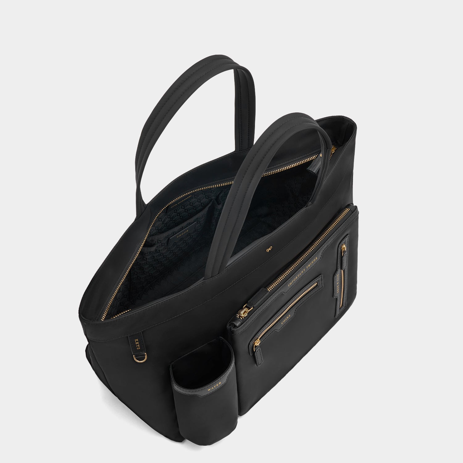 マルチポケット トート -

                  
                    ECONYL® regenerated Nylon in Black -
                  

                  Anya Hindmarch JP
