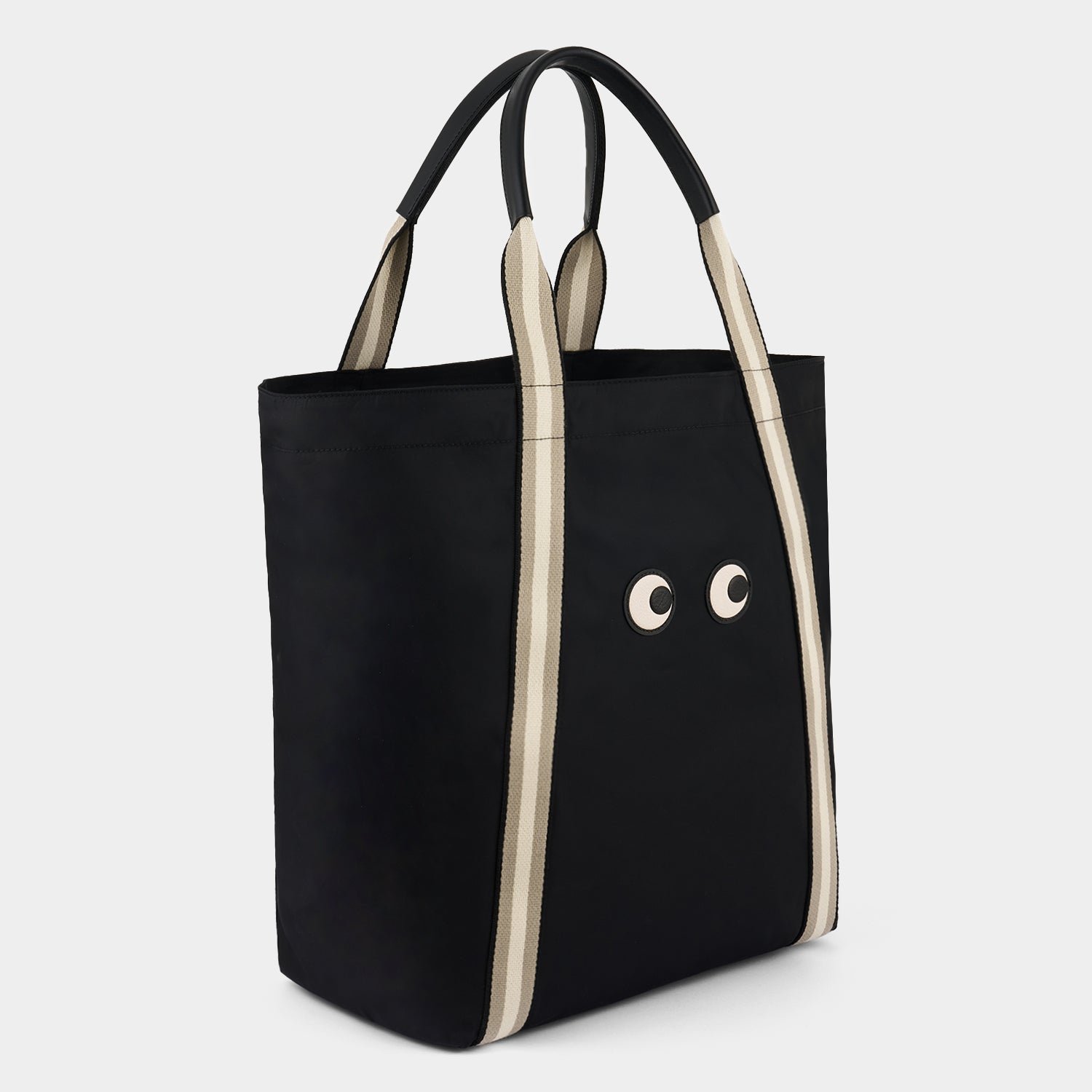 アイズ ショッピング トート -

          
            ECONYL® regenerated Nylon in Black -
          

          Anya Hindmarch JP
