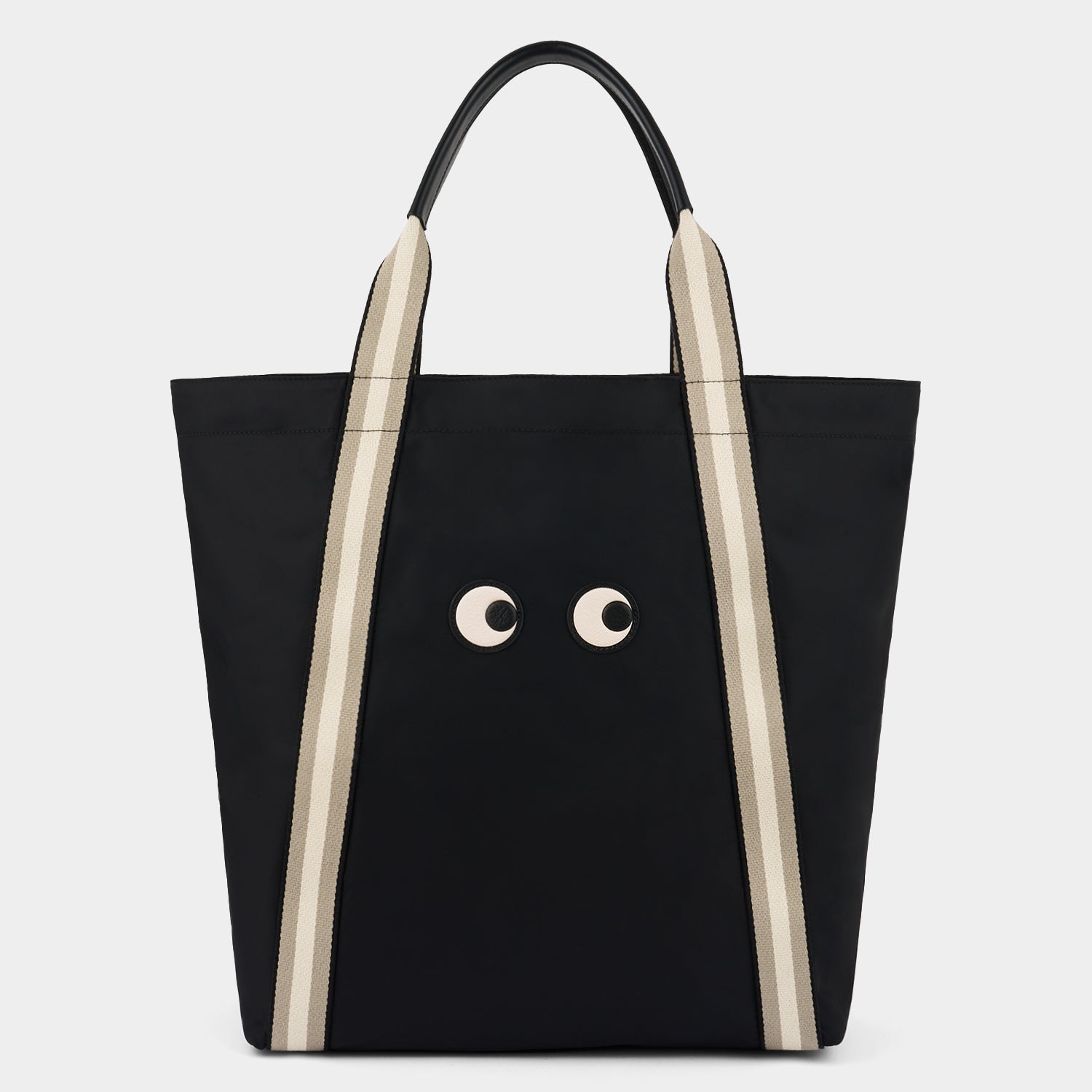 アイズ ショッピング トート -

          
            ECONYL® regenerated Nylon in Black -
          

          Anya Hindmarch JP
