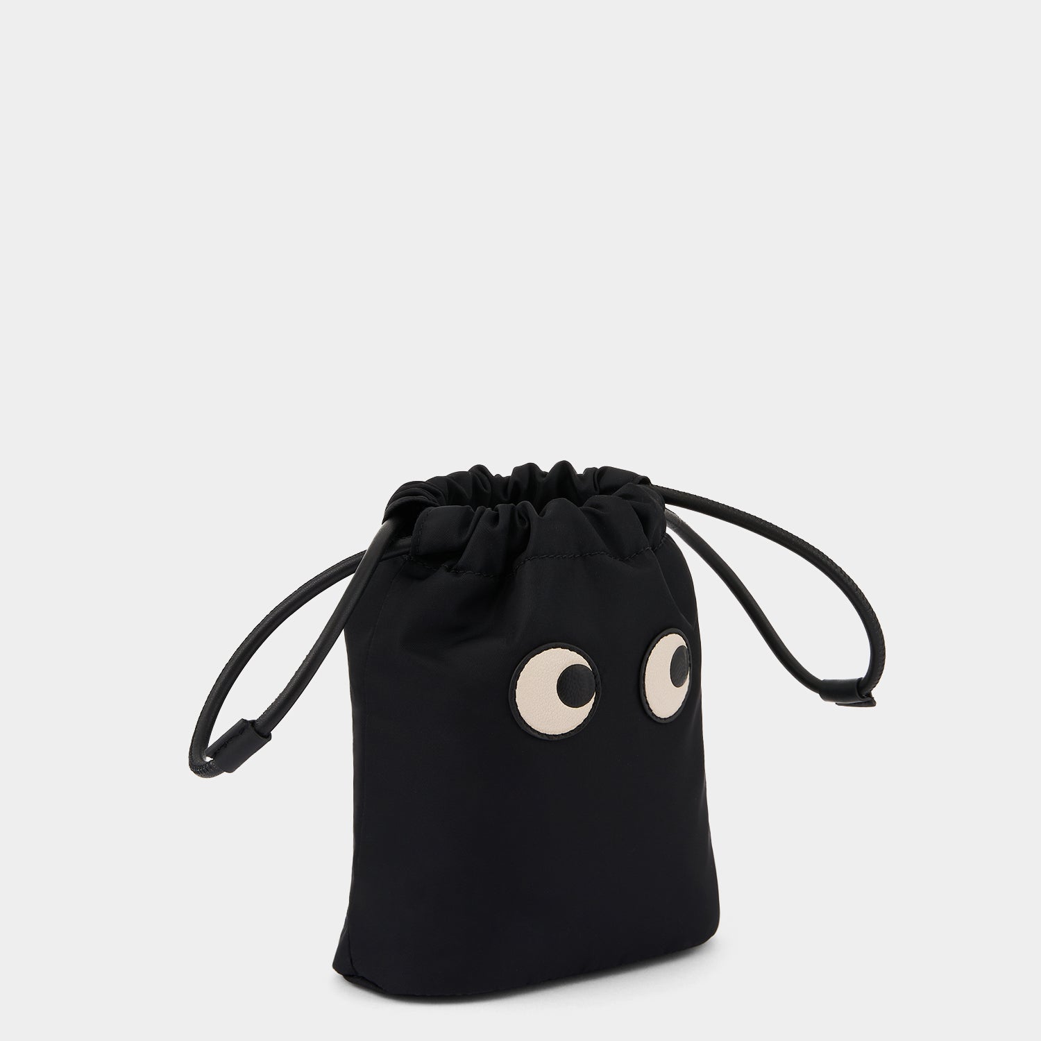 アイズ ドローストリング ポーチ -

          
            ECONYL® Regenerated Nylon in Black -
          

          Anya Hindmarch JP
