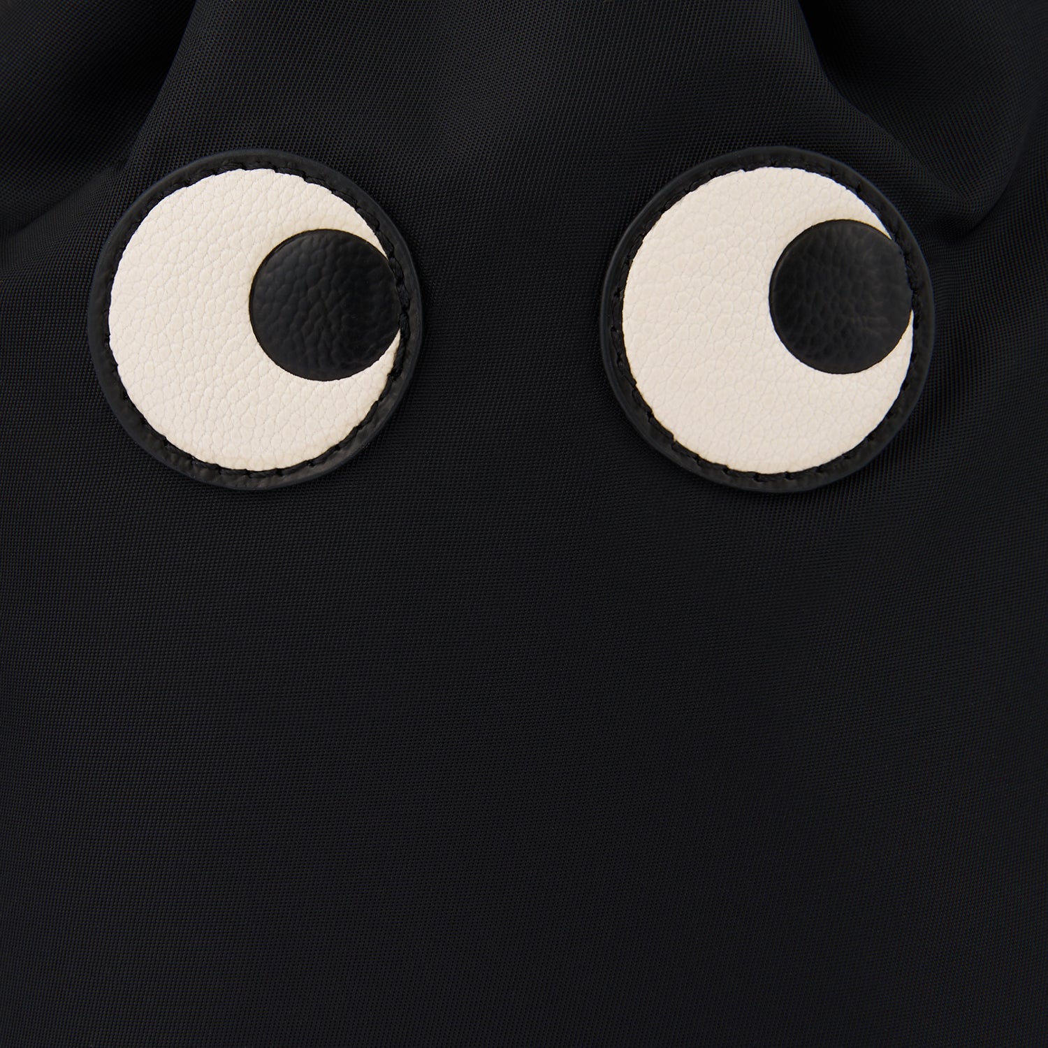 アイズ ドローストリング ポーチ -

          
            ECONYL® Regenerated Nylon in Black -
          

          Anya Hindmarch JP
