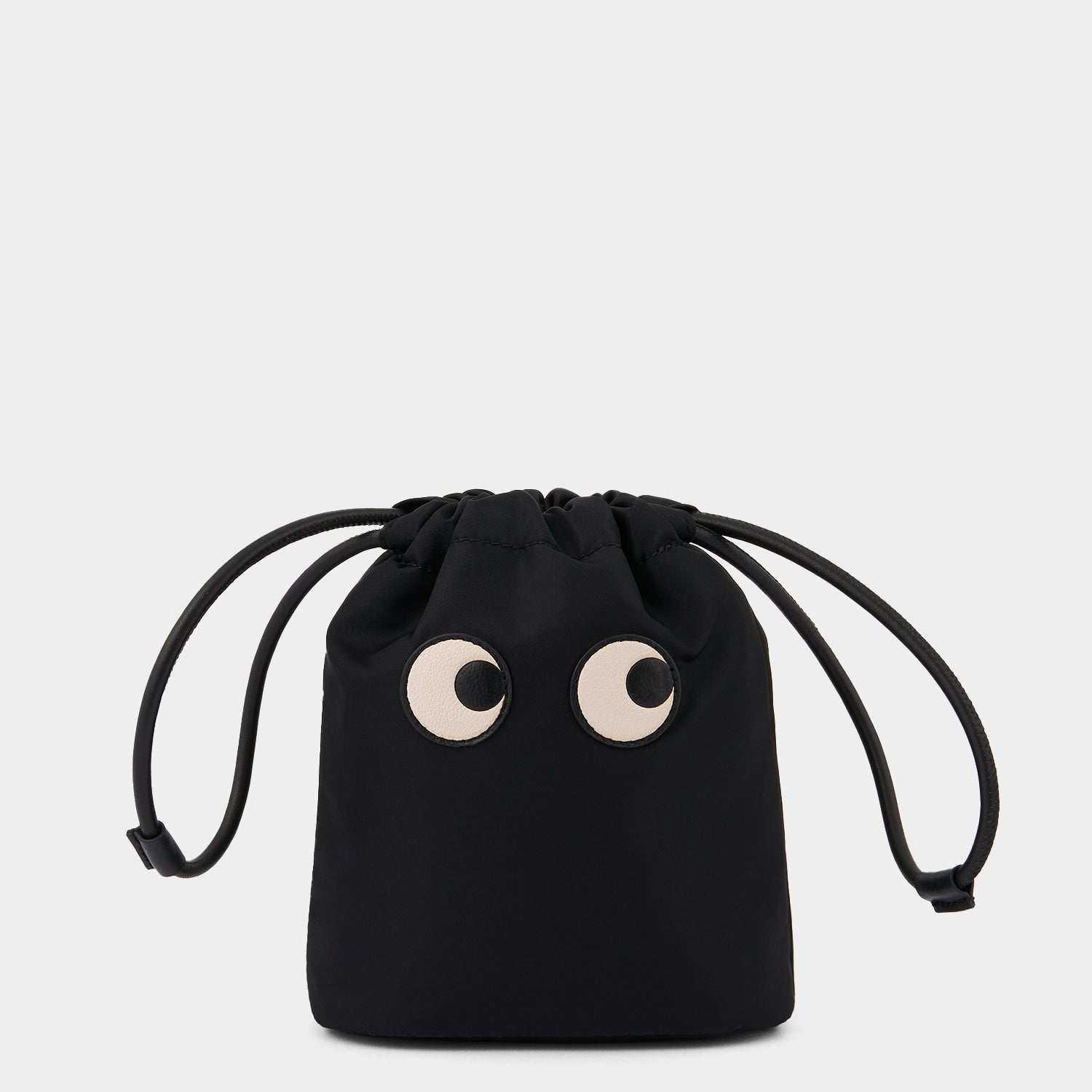 アイズ ドローストリング ポーチ -

          
            ECONYL® Regenerated Nylon in Black -
          

          Anya Hindmarch JP
