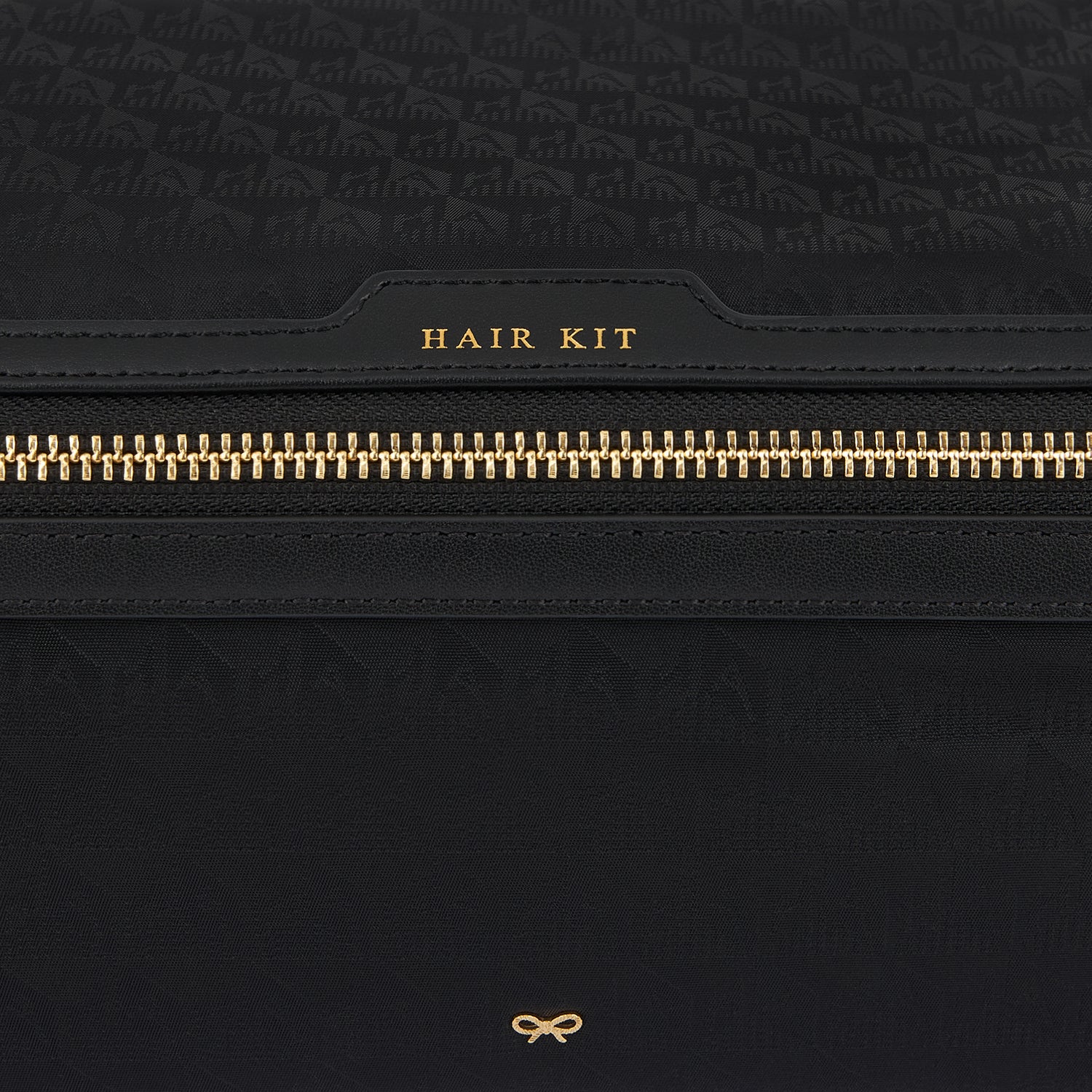 ヘア キット トラベル ポーチ -

          
            AH Logo Nylon in Black -
          

          Anya Hindmarch JP
