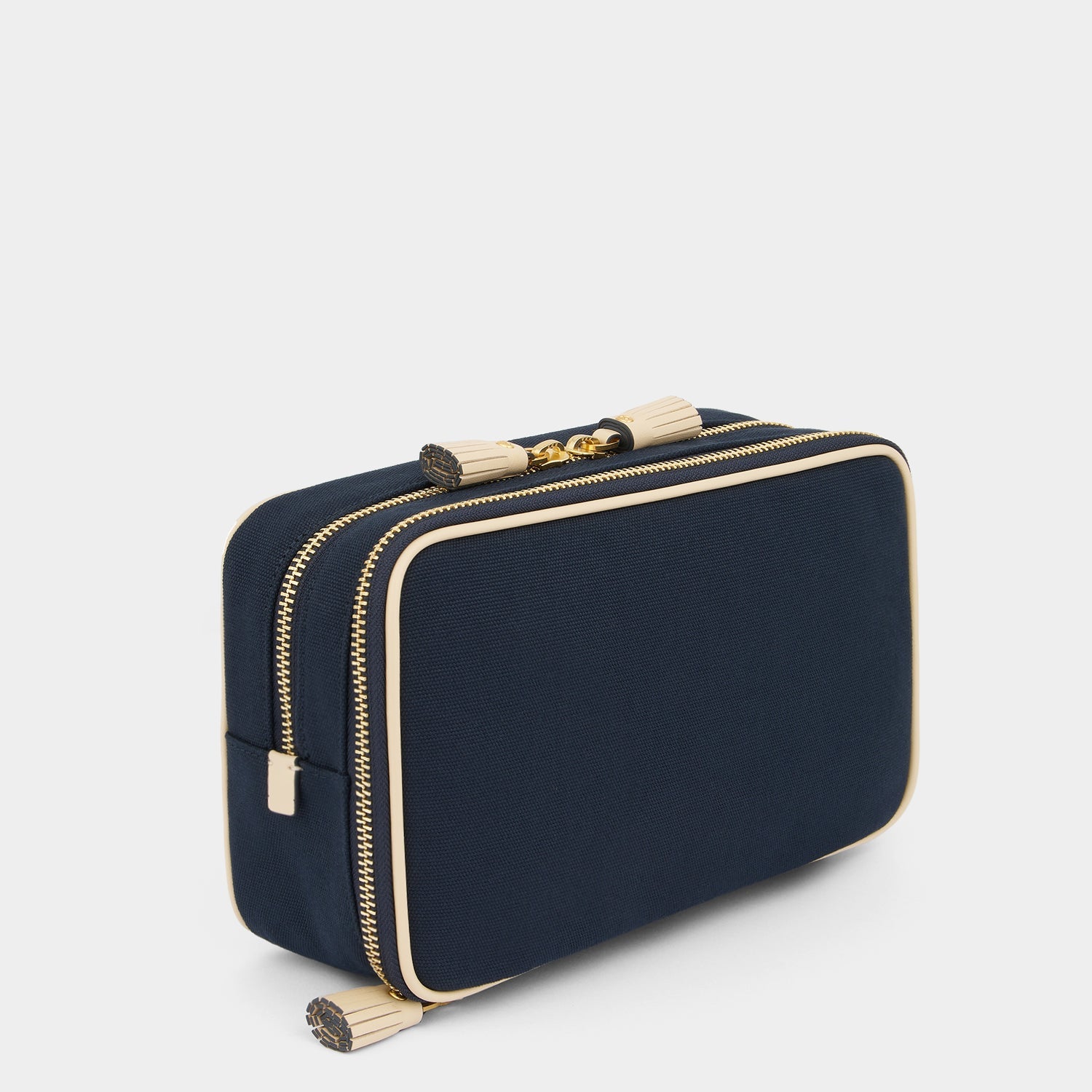 ビスポーク・ウォルトン・ウォッシュバッグ -

          
            Canvas in Marine -
          

          Anya Hindmarch JP
