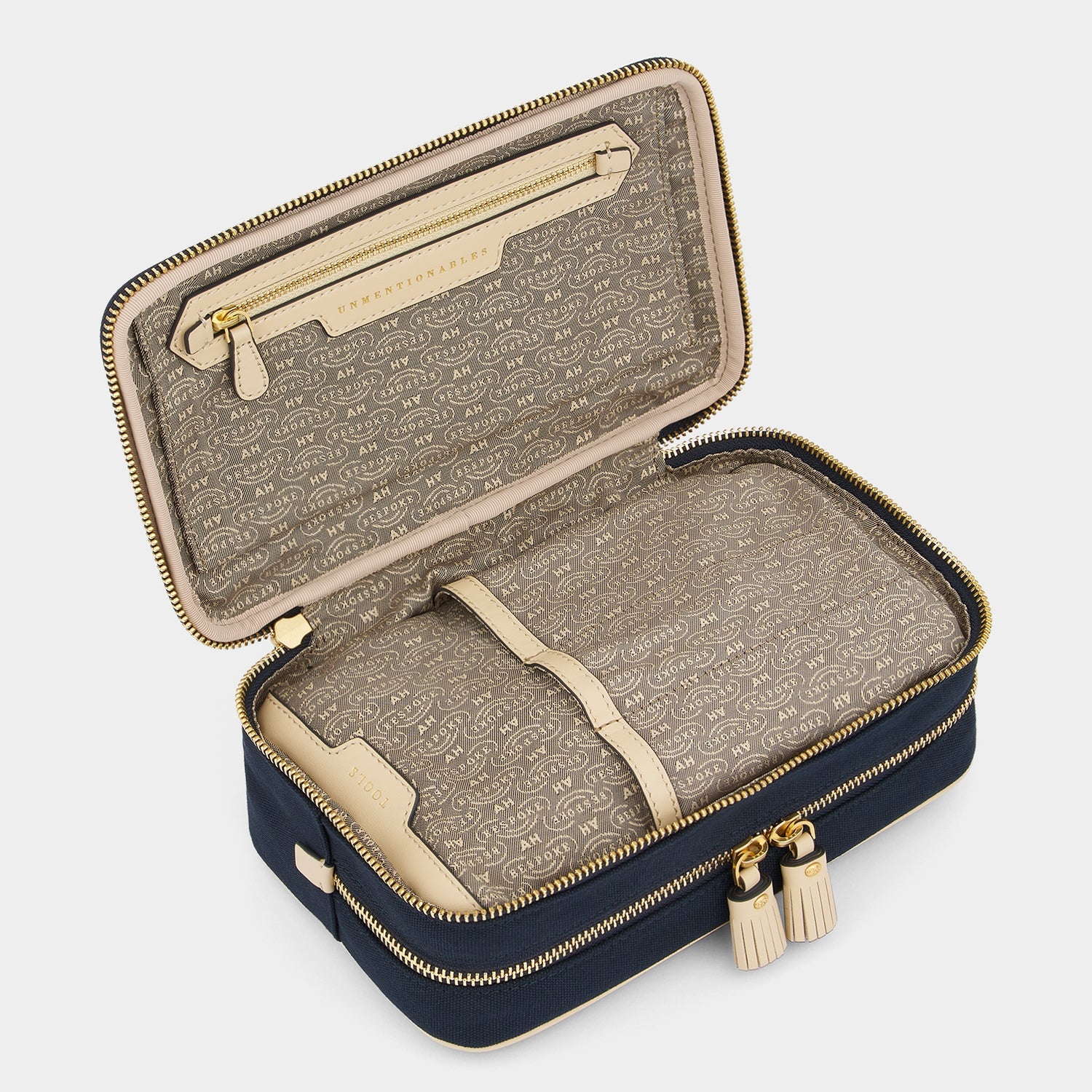 ビスポーク・ウォルトン・ウォッシュバッグ -

          
            Canvas in Marine -
          

          Anya Hindmarch JP
