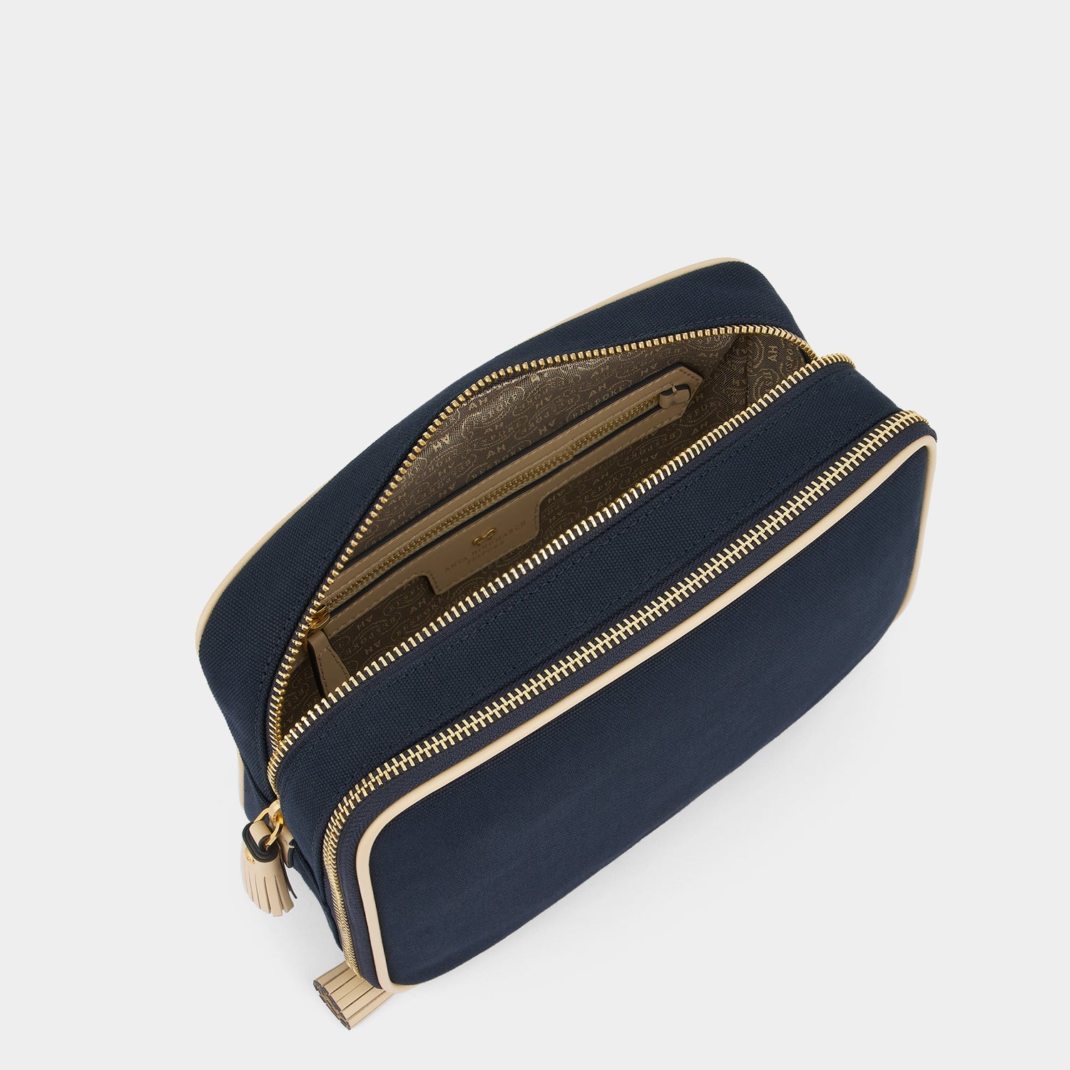 ビスポーク・ウォルトン・ウォッシュバッグ -

          
            Canvas in Marine -
          

          Anya Hindmarch JP
