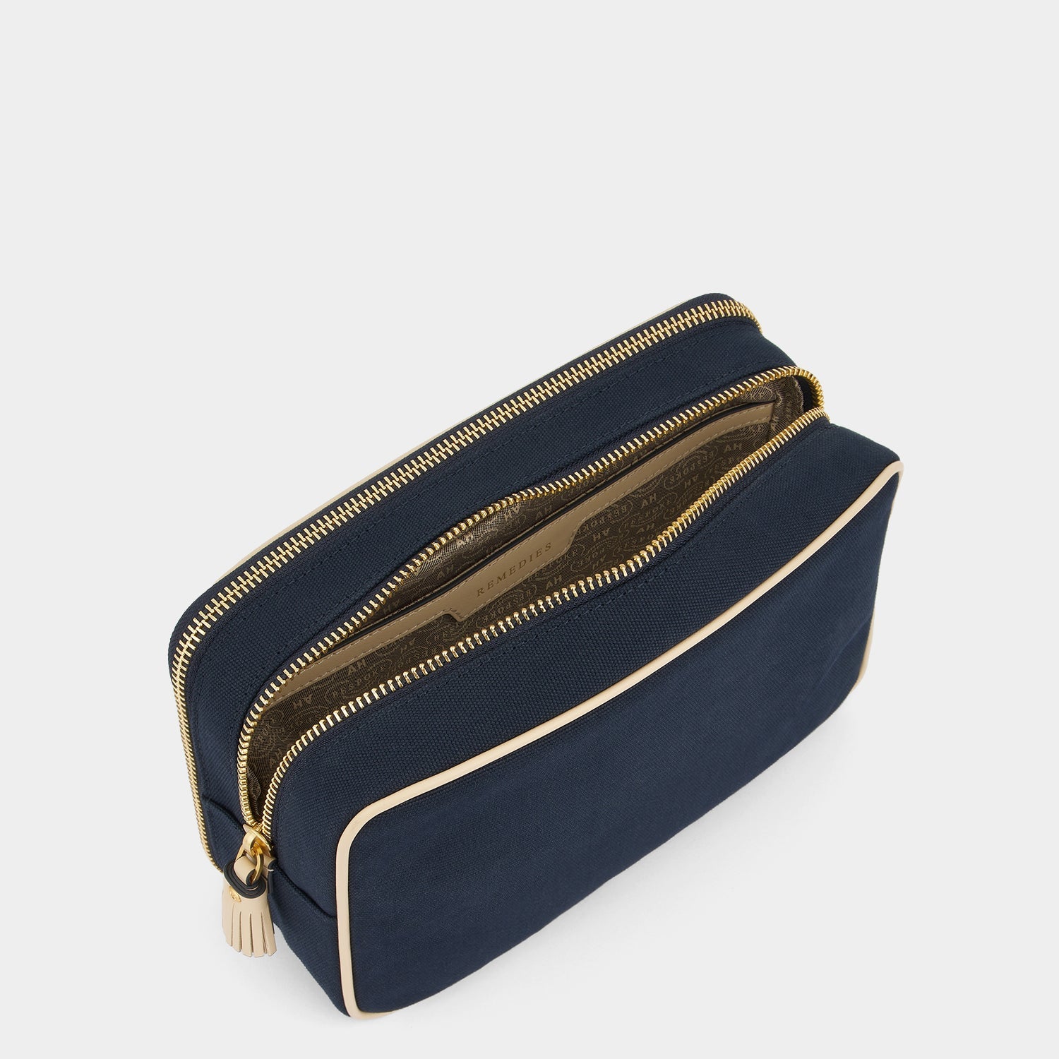 ビスポーク・ウォルトン・ウォッシュバッグ -

          
            Canvas in Marine -
          

          Anya Hindmarch JP
