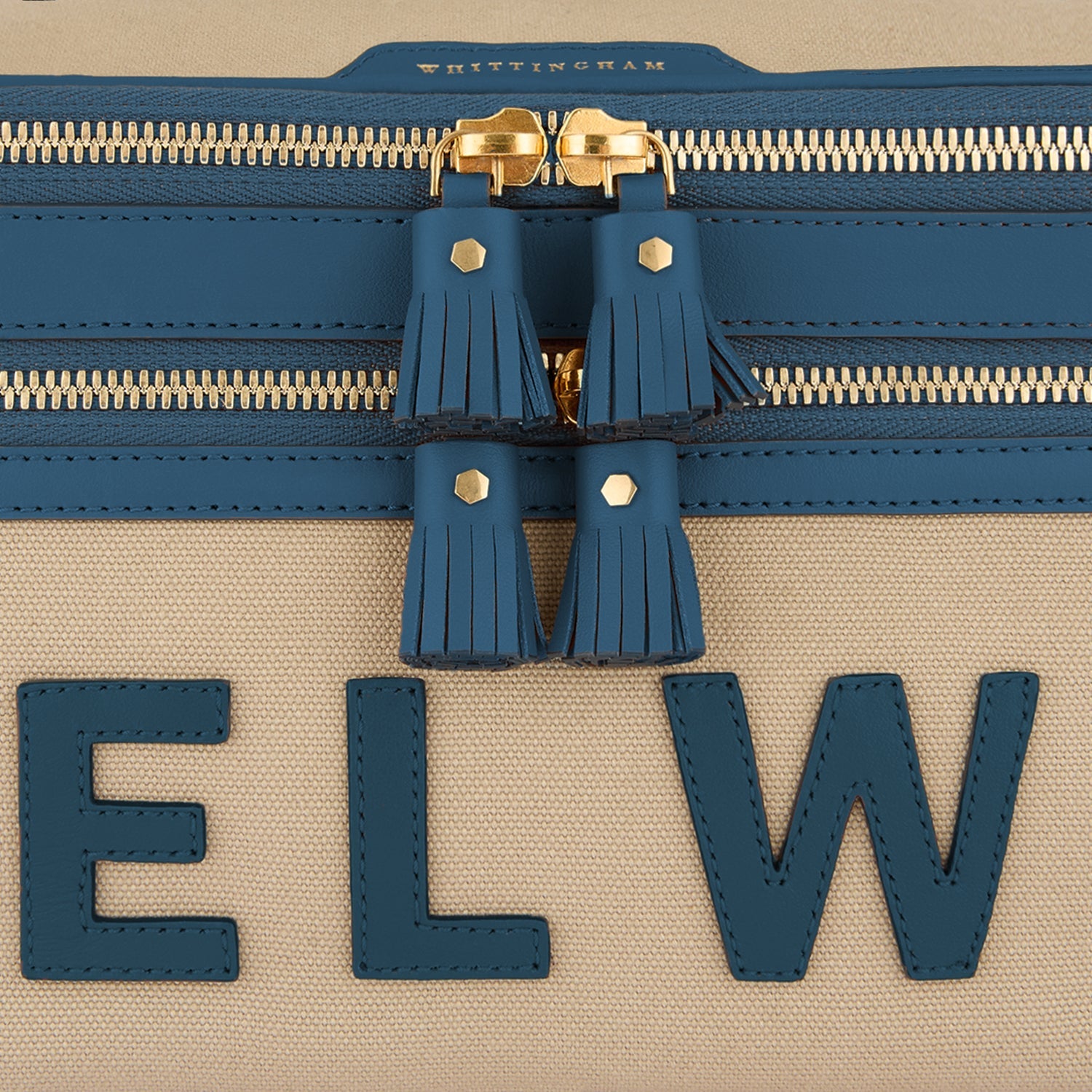 ビスポーク・ウォルトン・ヴァニティ キット -

          
            Canvas in Blue -
          

          Anya Hindmarch JP

