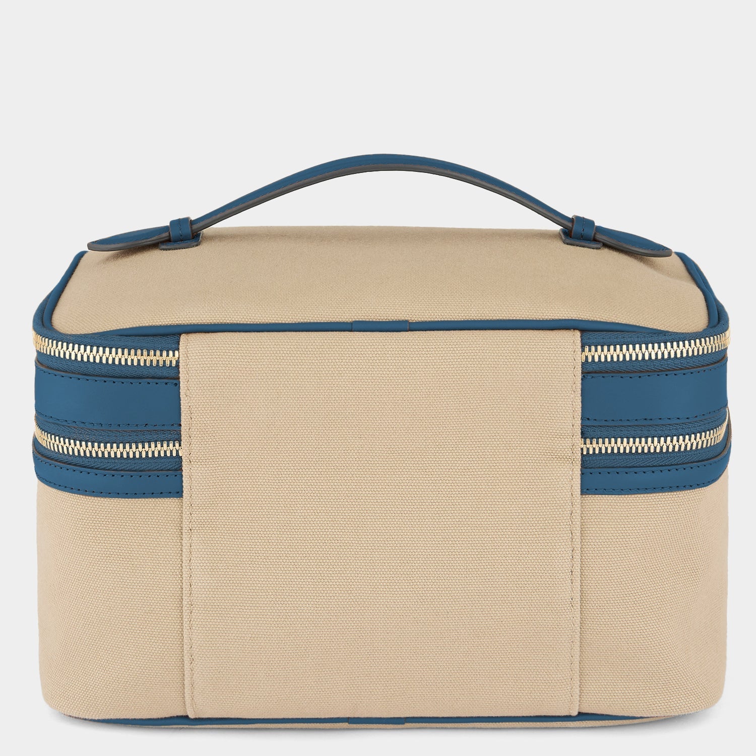 ビスポーク・ウォルトン・ヴァニティ キット -

          
            Canvas in Blue -
          

          Anya Hindmarch JP
