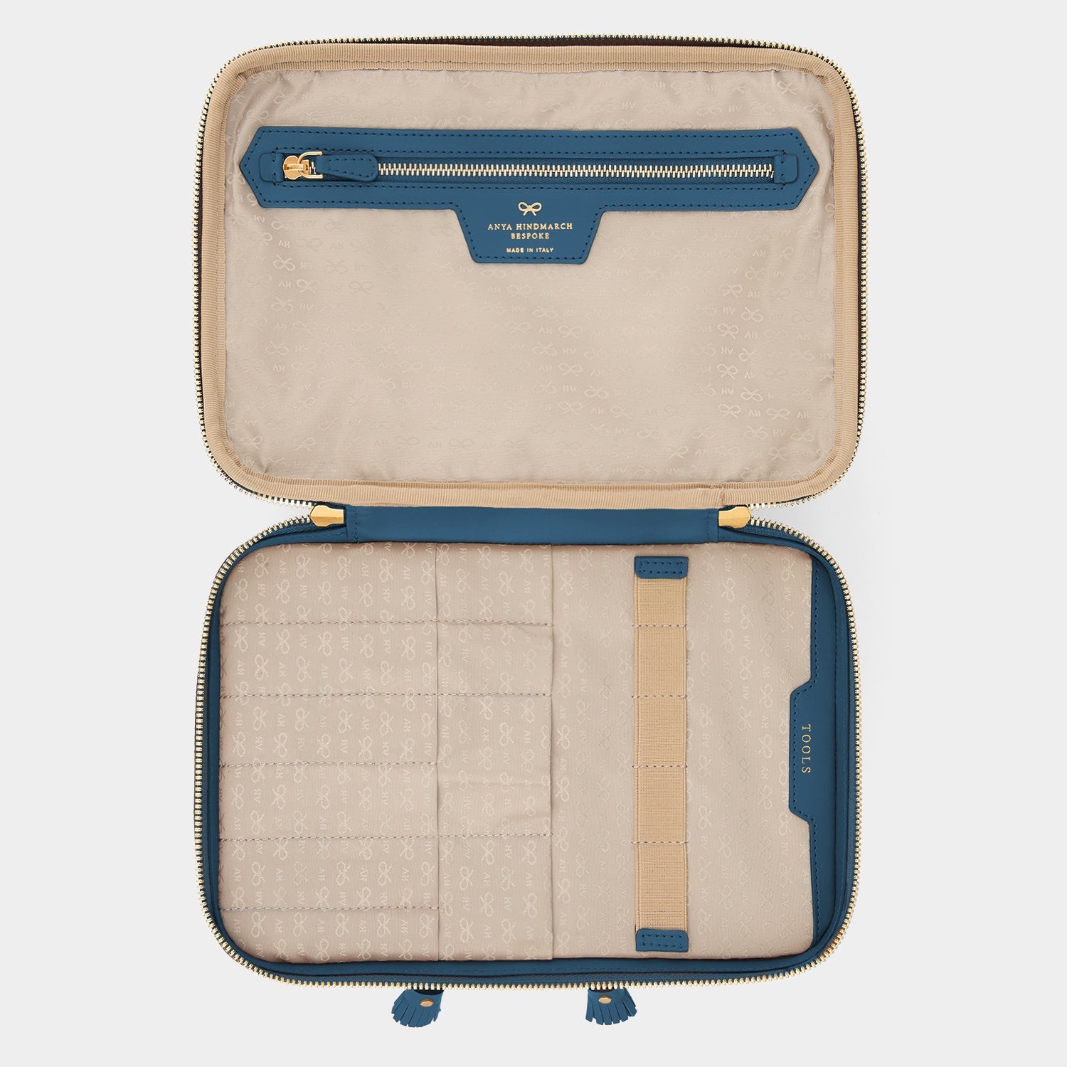 ビスポーク・ウォルトン・ヴァニティ キット -

          
            Canvas in Blue -
          

          Anya Hindmarch JP
