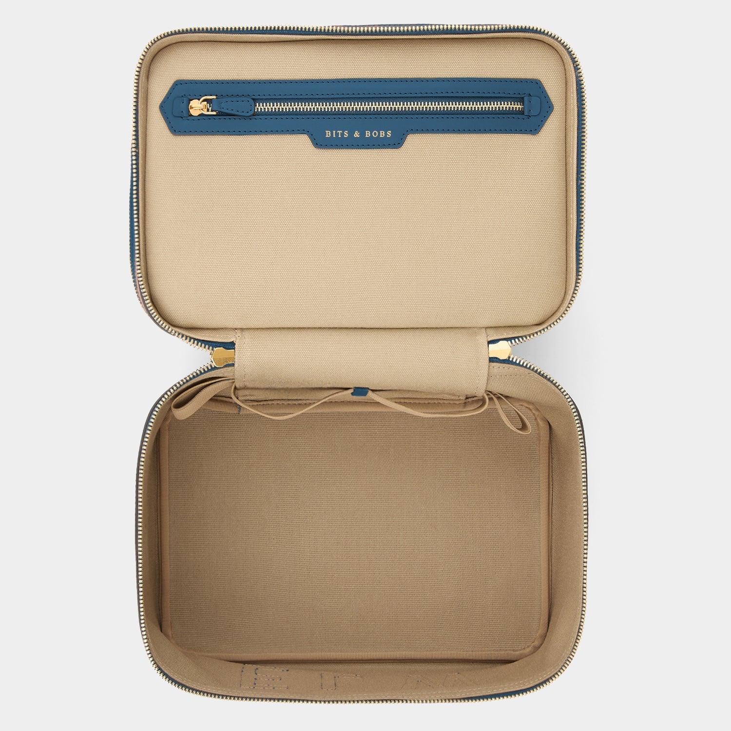 ビスポーク・ウォルトン・ヴァニティ キット -

          
            Canvas in Blue -
          

          Anya Hindmarch JP
