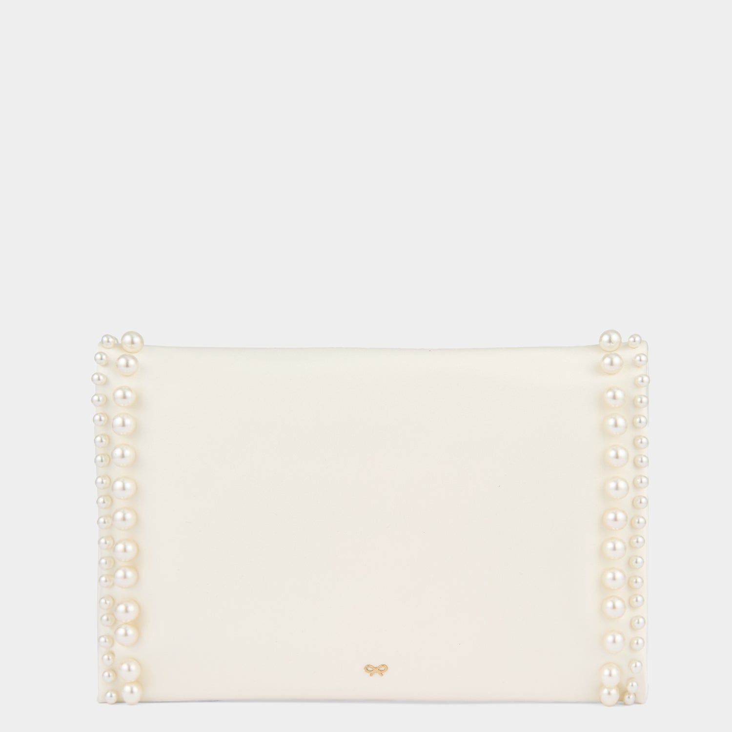 Valorie（ヴァロリー）パール ビーズ クラッチ -

          
            Recycled Satin in Ivory -
          

          Anya Hindmarch JP
