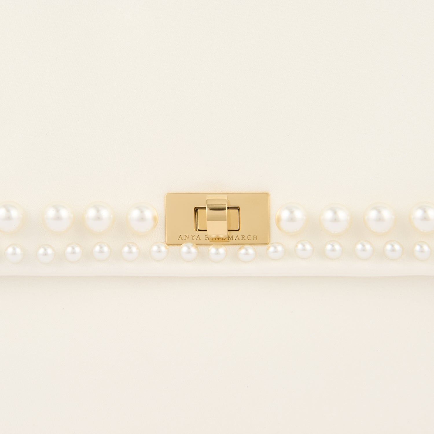 Valorie（ヴァロリー）パール ビーズ クラッチ -

          
            Recycled Satin in Ivory -
          

          Anya Hindmarch JP
