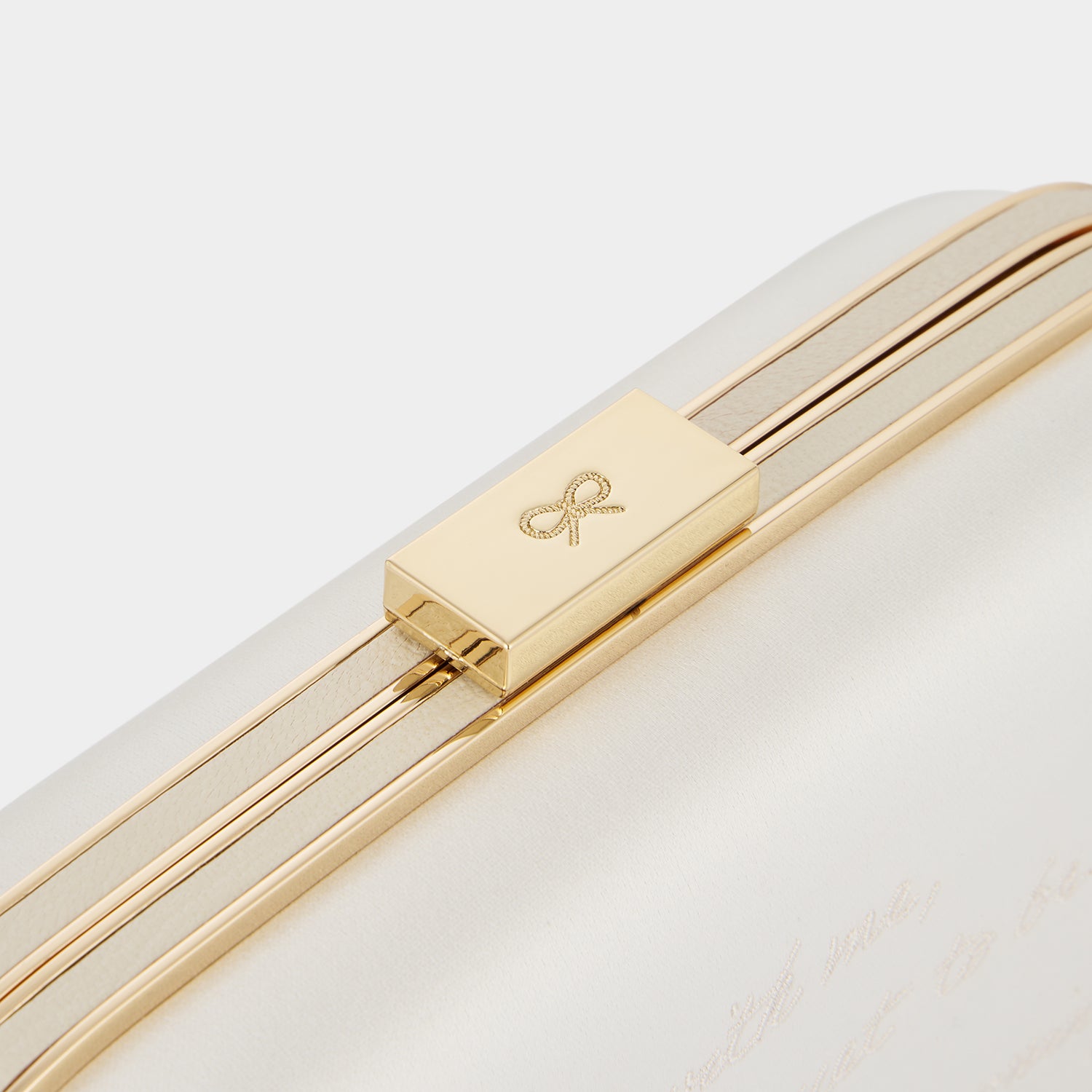 Marano（マラノ）ブライダル クラッチ -

          
            Recycled Satin in Ivory -
          

          Anya Hindmarch JP
