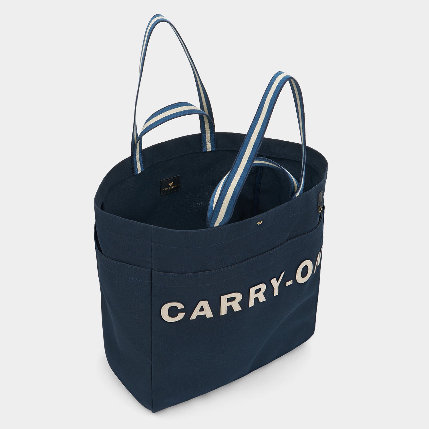 「Carry-On」ハウスホールド トート -

          
            Recycled Canvas in Marine -
          

          Anya Hindmarch JP
