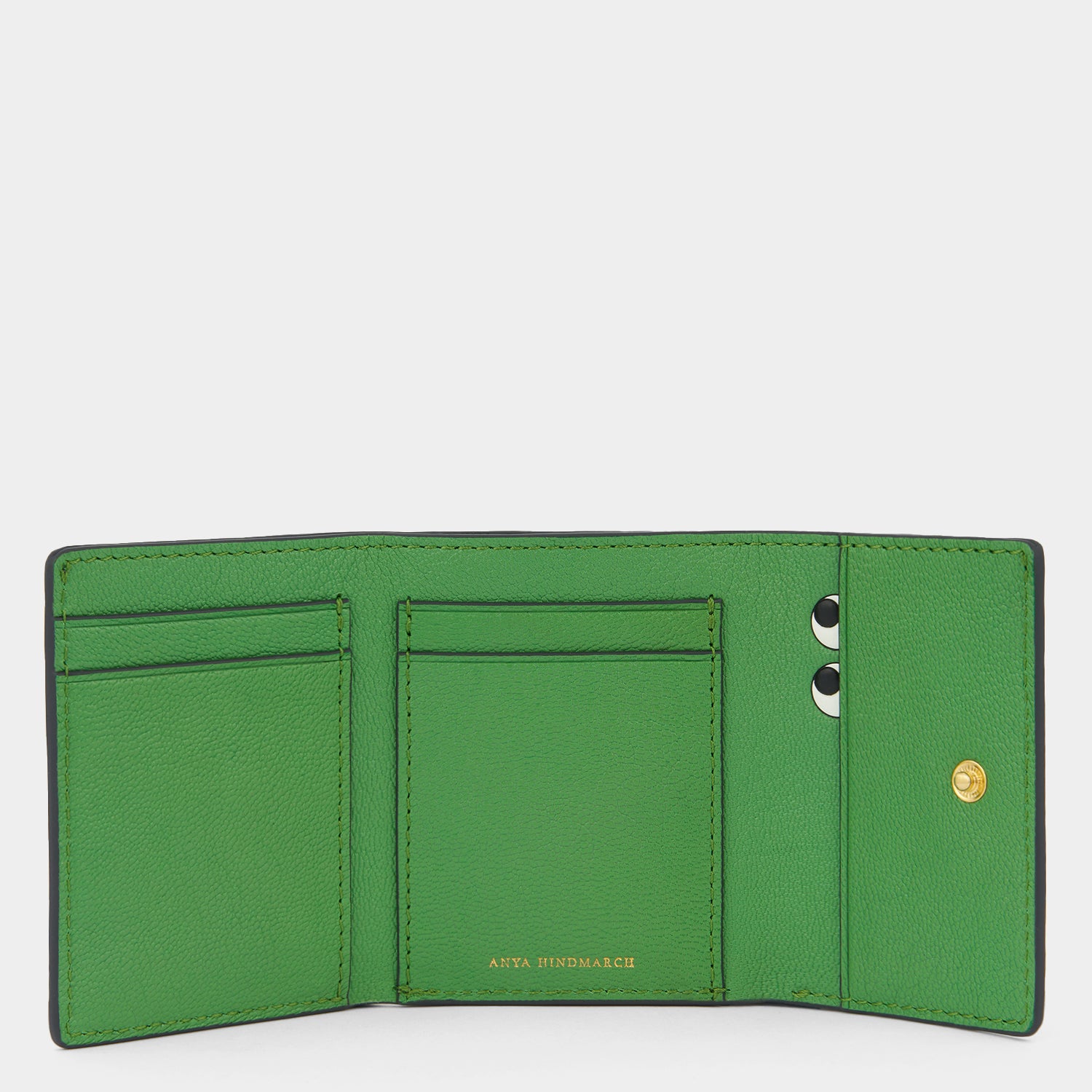 ピーピング アイズ 三つ折り ウォレット -

          
            Shiny Capra in Ink Green -
          

          Anya Hindmarch JP
