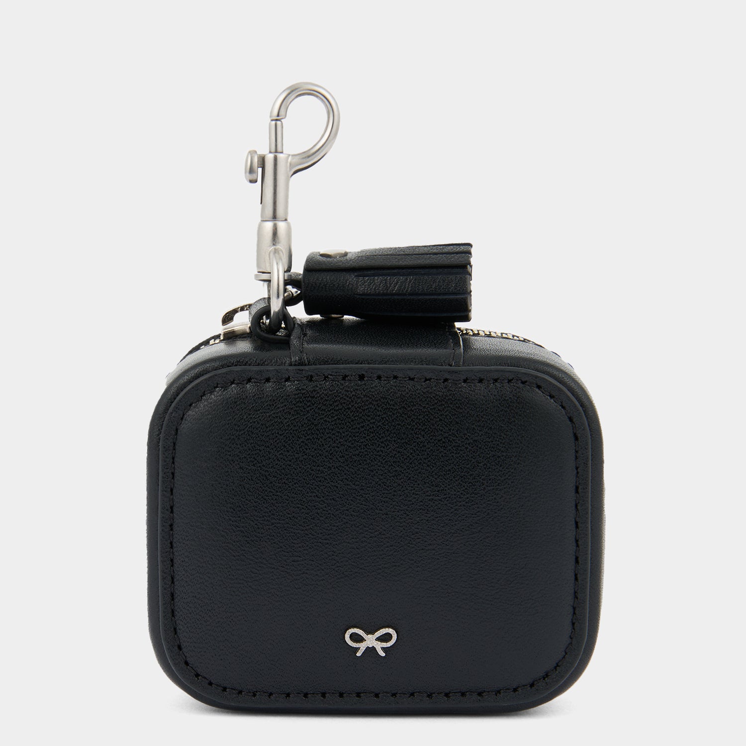 アイズ スタッド イヤフォン ケース -

          
            Satin Leather in Black -
          

          Anya Hindmarch JP
