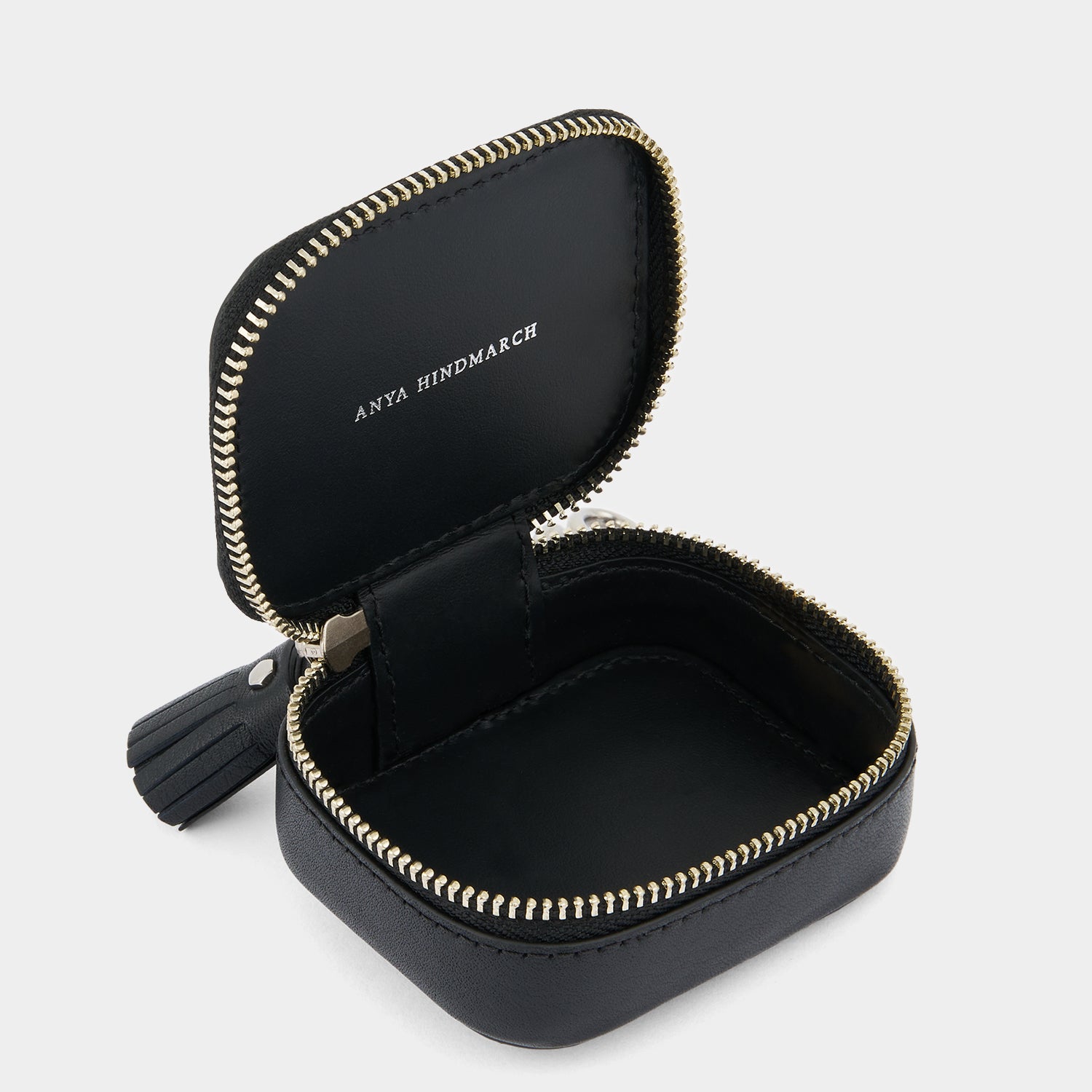 アイズ スタッド イヤフォン ケース -

          
            Satin Leather in Black -
          

          Anya Hindmarch JP
