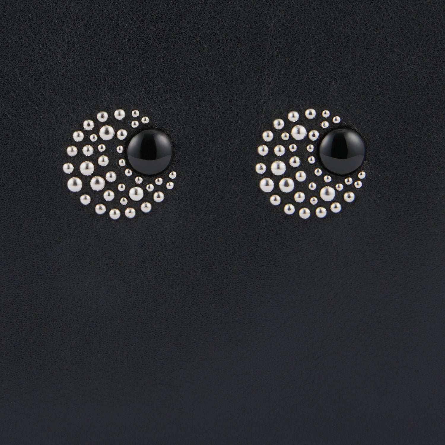 アイズ スタッド ジップ ルースポケット -

          
            Satin Leather in Black -
          

          Anya Hindmarch JP
