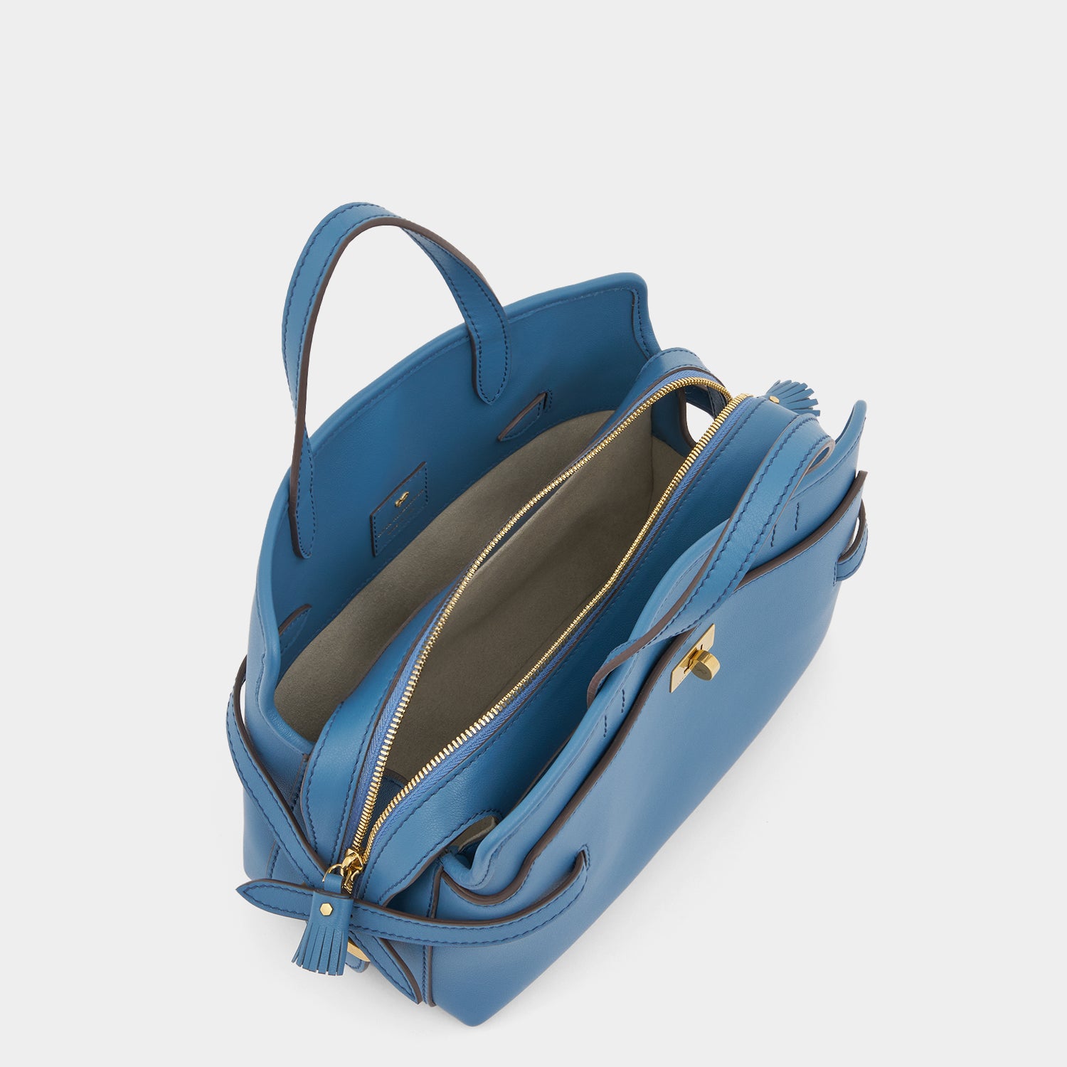 ウィルソン クロスボディ -

          
            Silky Calf in Bluebird -
          

          Anya Hindmarch JP

