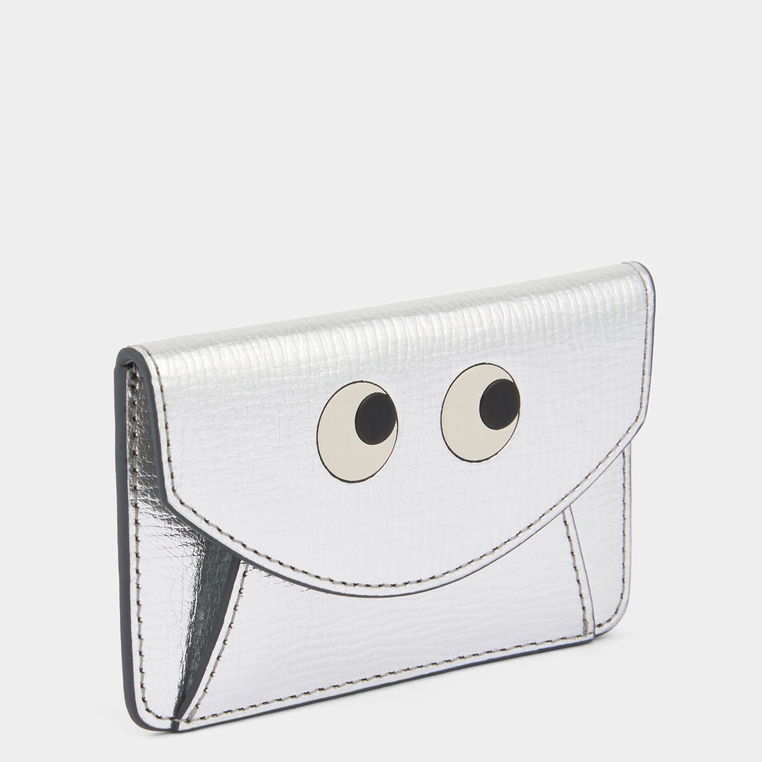 アイズ エンベロープ カード ケース［MagSafe対応］ -

          
            Metallic Capra in Silver -
          

          Anya Hindmarch JP
