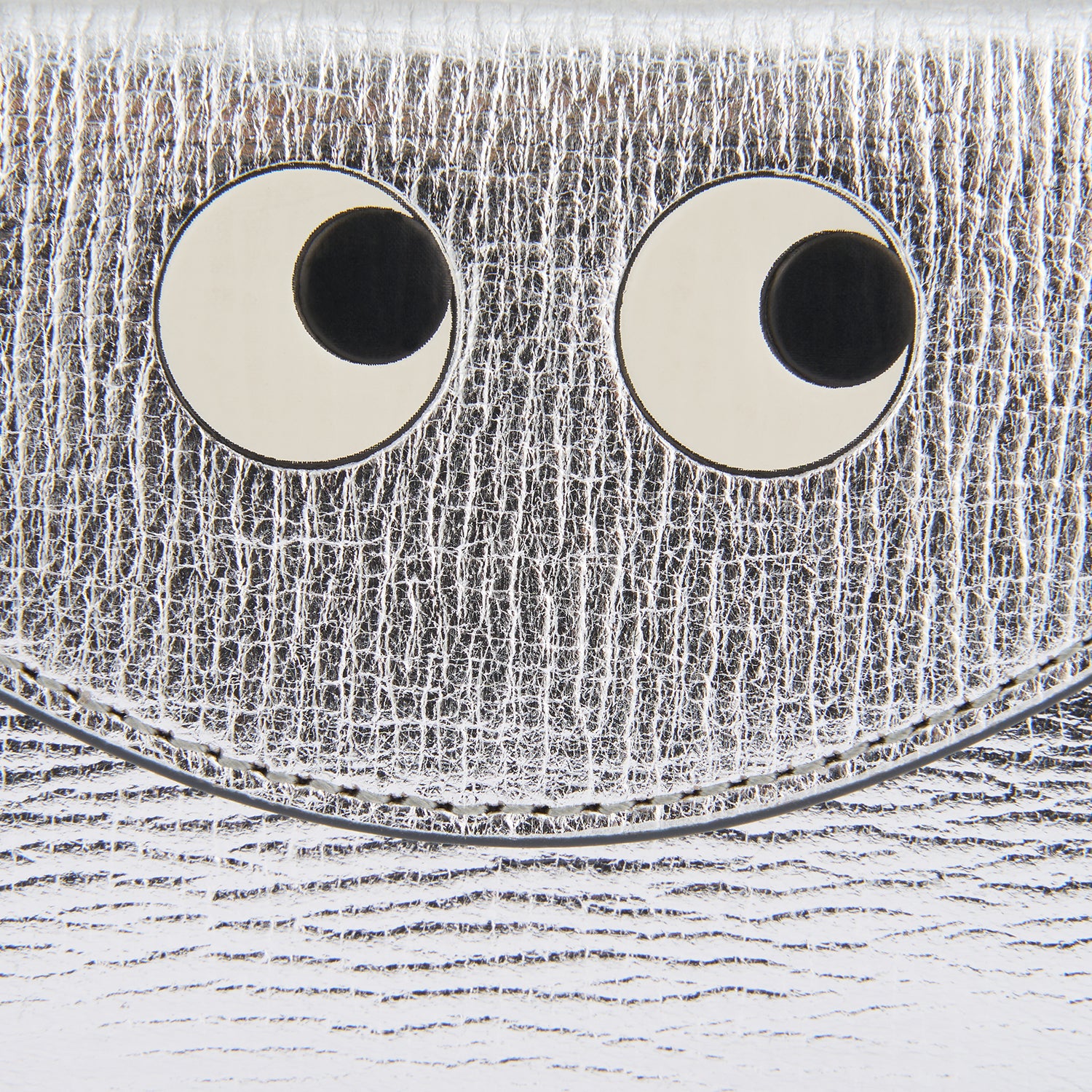 アイズ エンベロープ カード ケース［MagSafe対応］ -

          
            Metallic Capra in Silver -
          

          Anya Hindmarch JP
