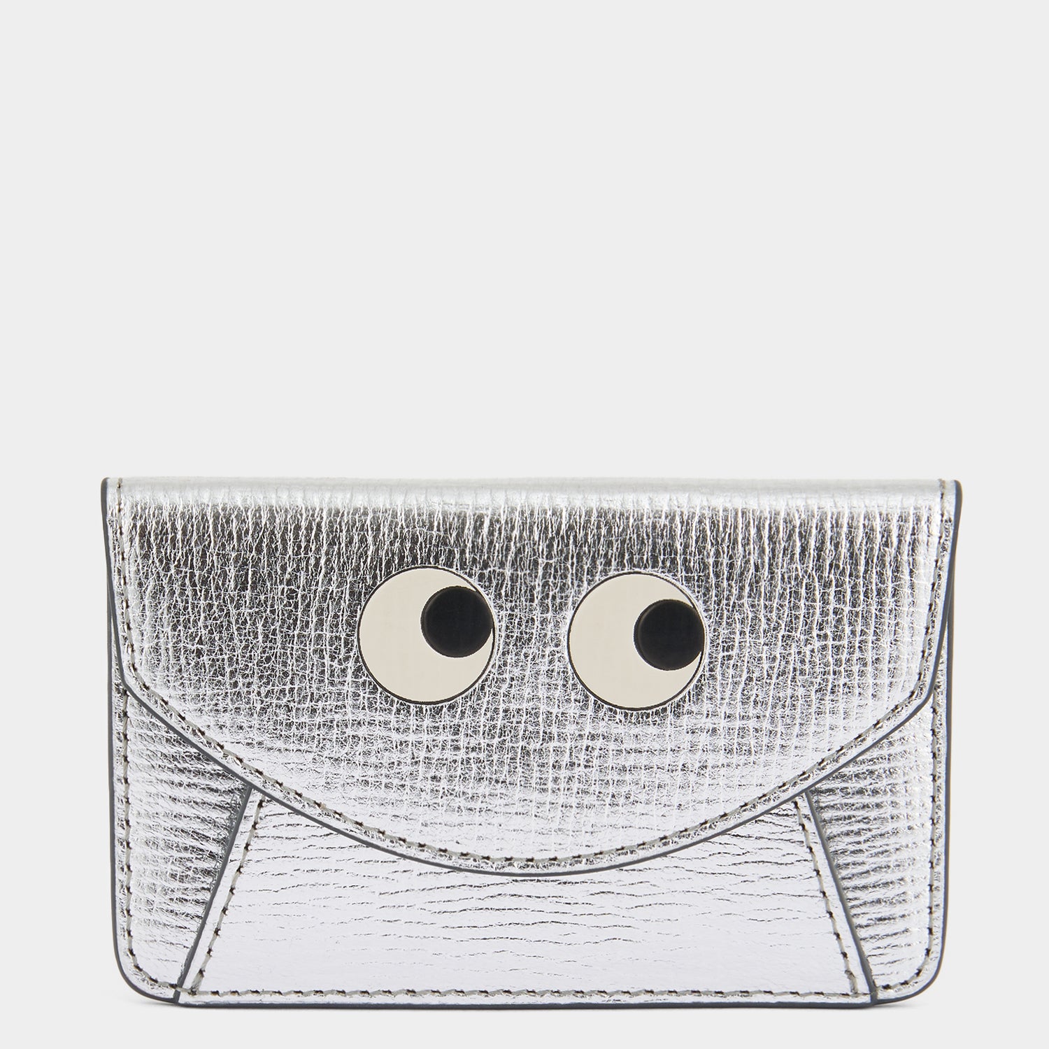 アイズ エンベロープ カード ケース［MagSafe対応］ -

          
            Metallic Capra in Silver -
          

          Anya Hindmarch JP
